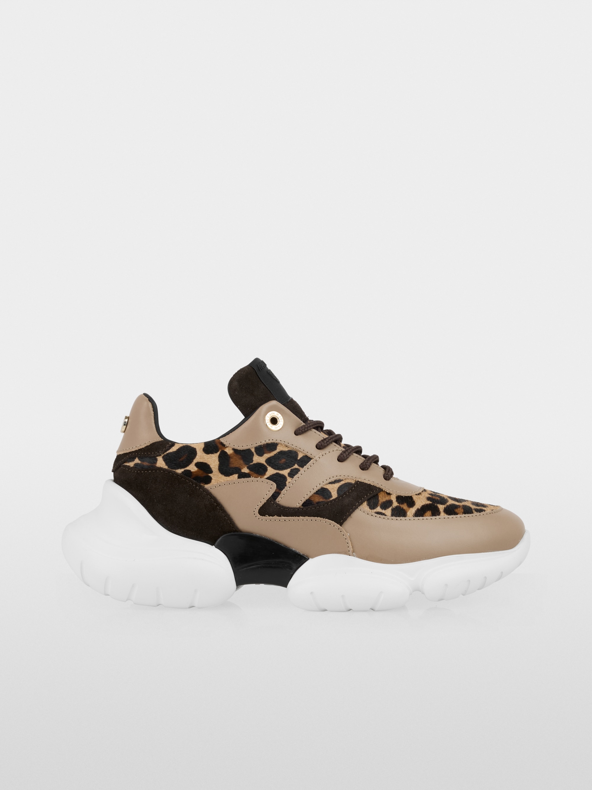 Leather trainers with leo highlights