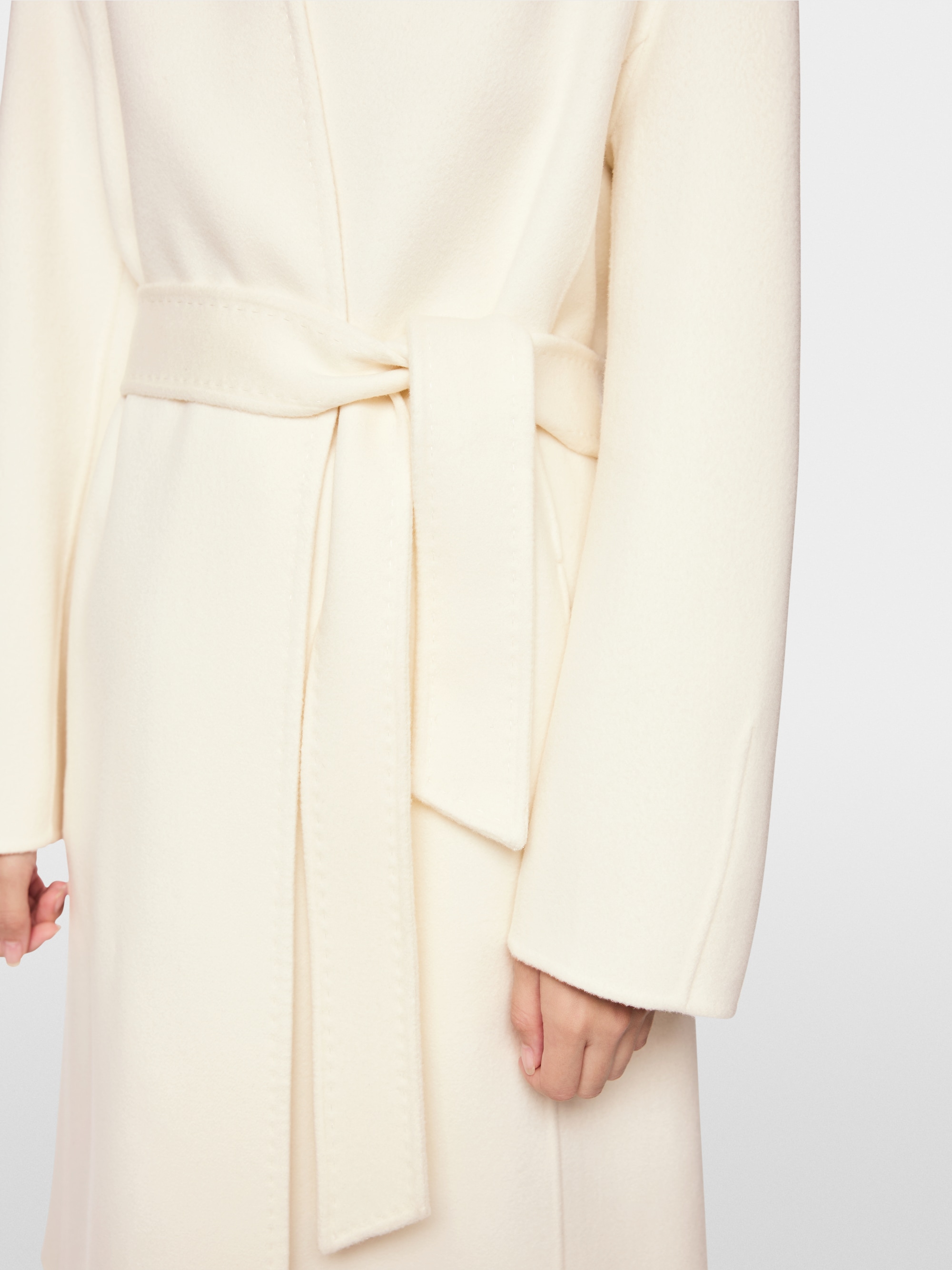 Elegant coat made of pure wool