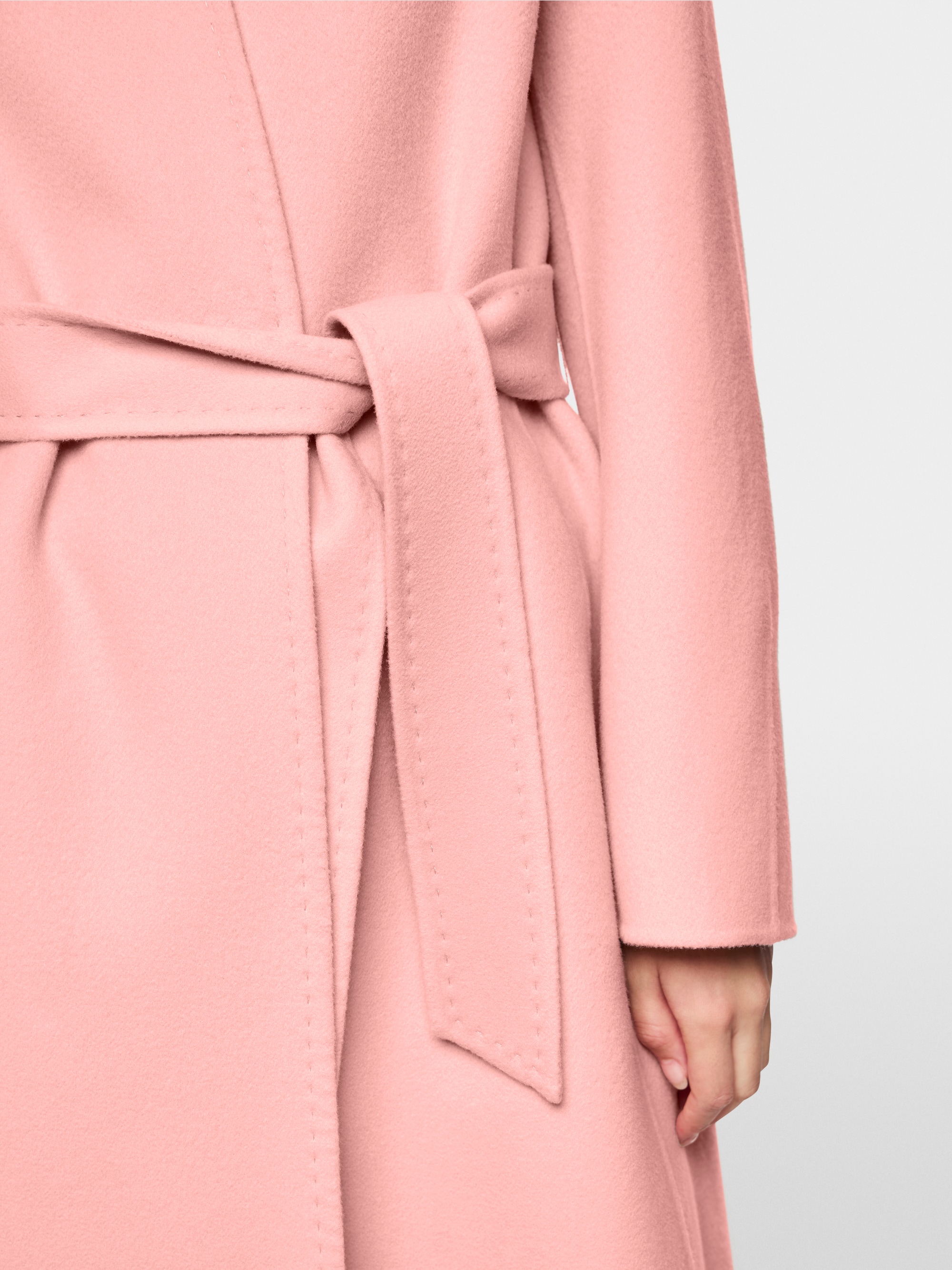 Elegant coat made of pure wool