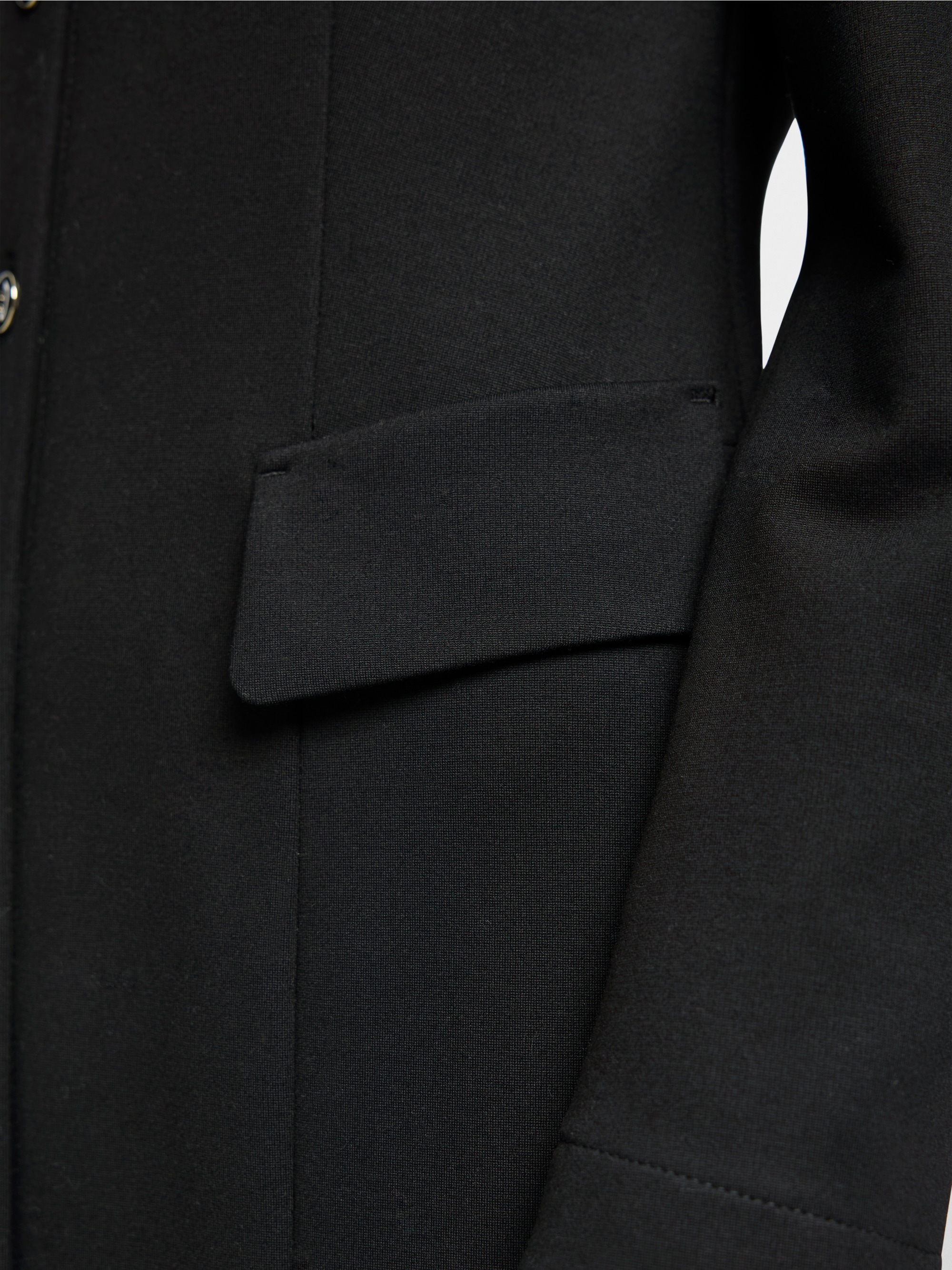 Fitted dress with buttoning