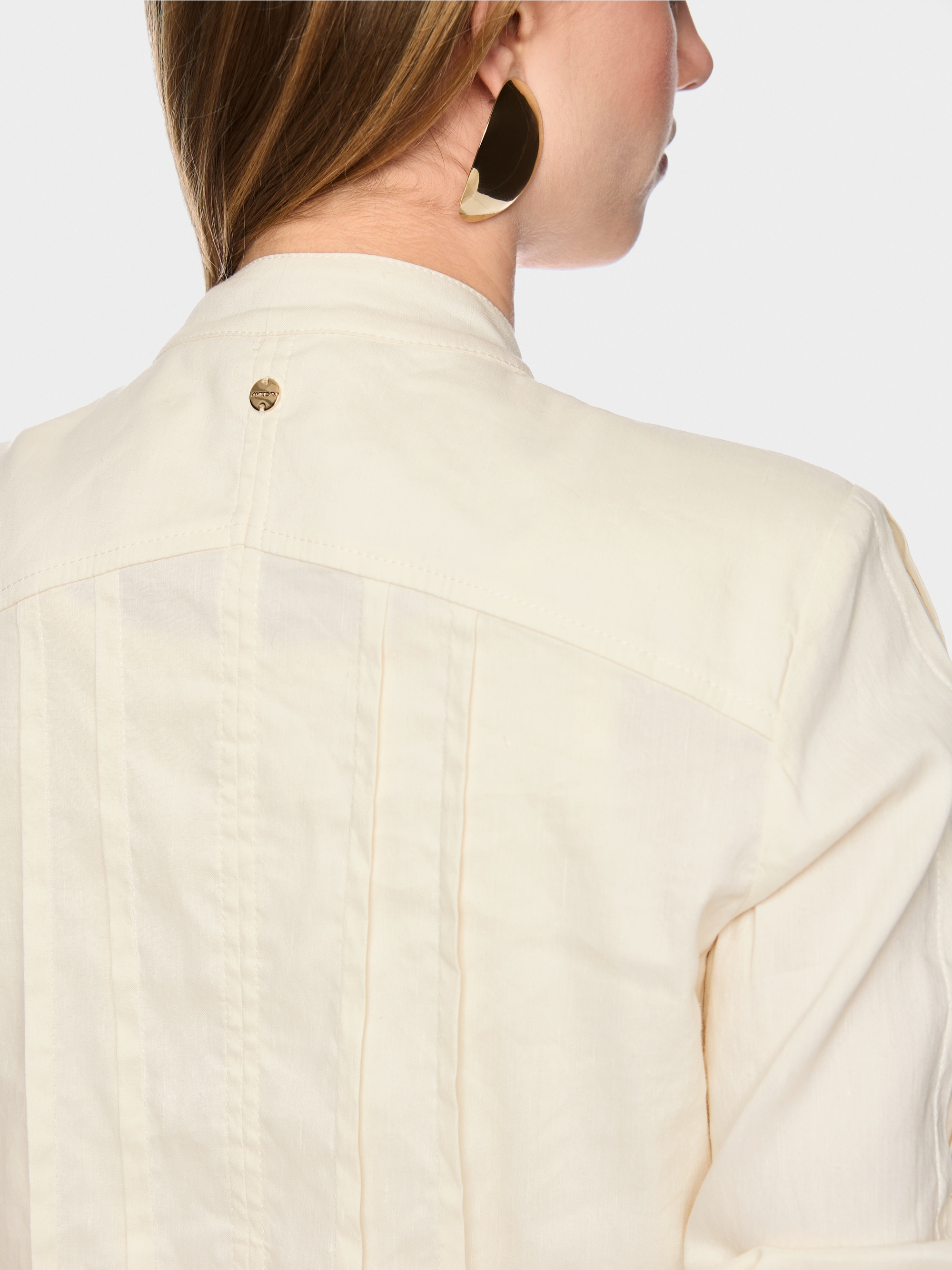 Feminine jacket with pintuck details