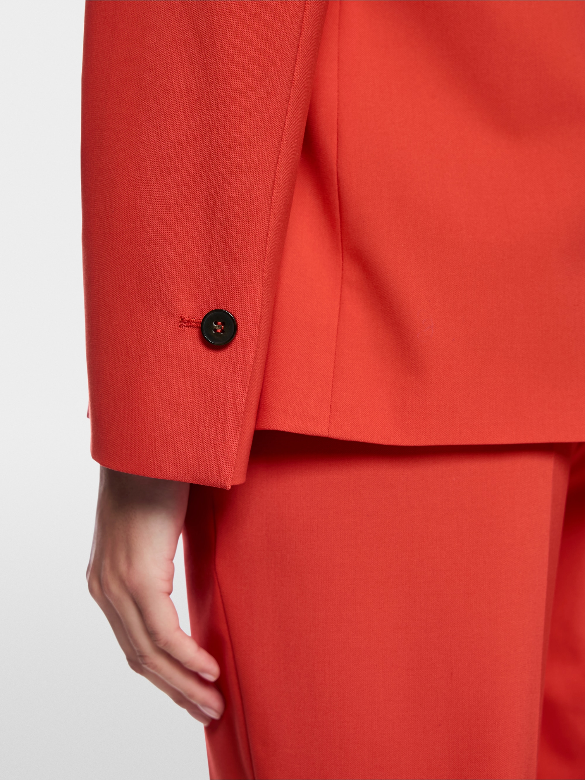 Taillierter Blazer mit gerundetem Saum