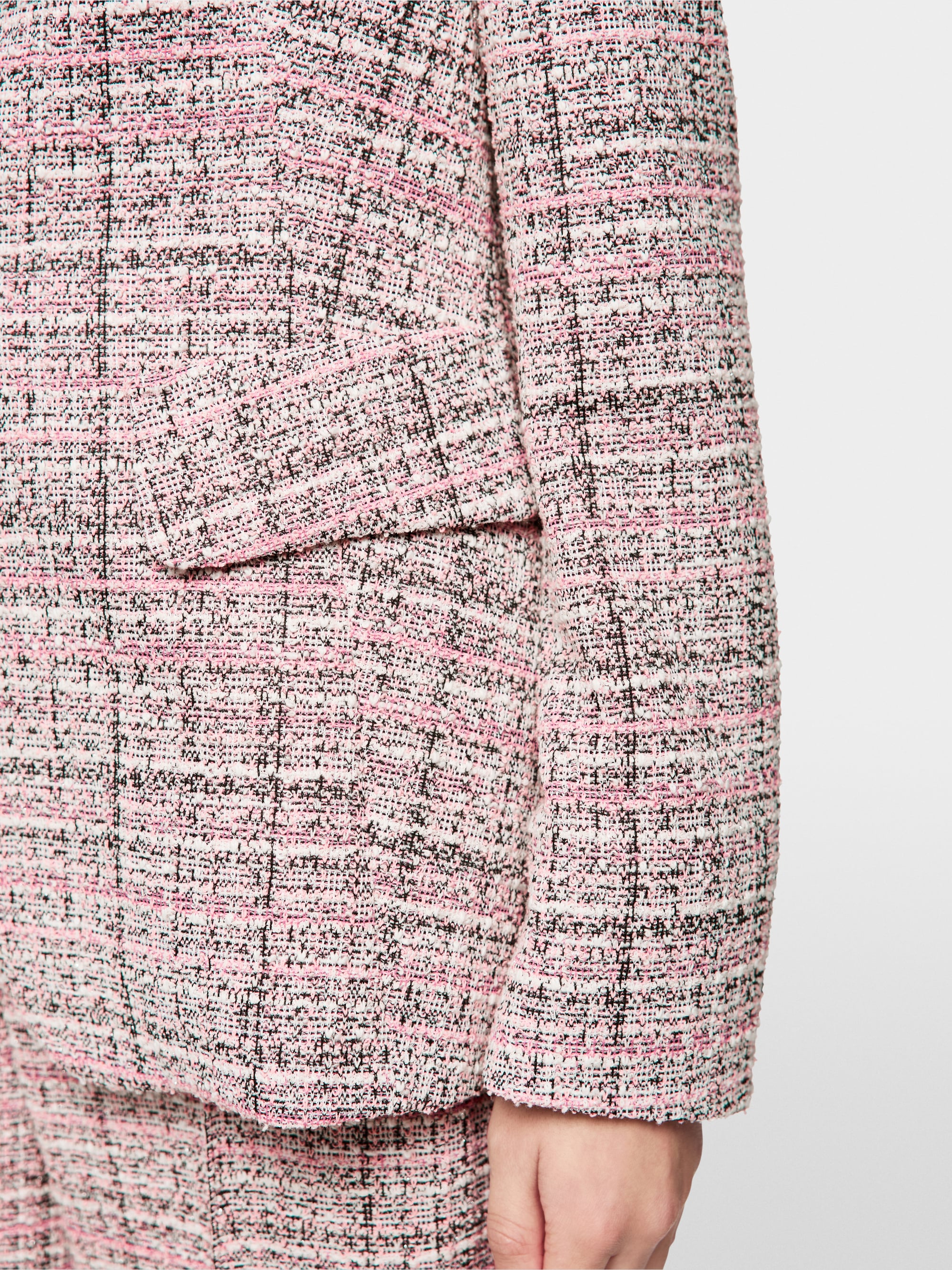 Fitted collarless blazer