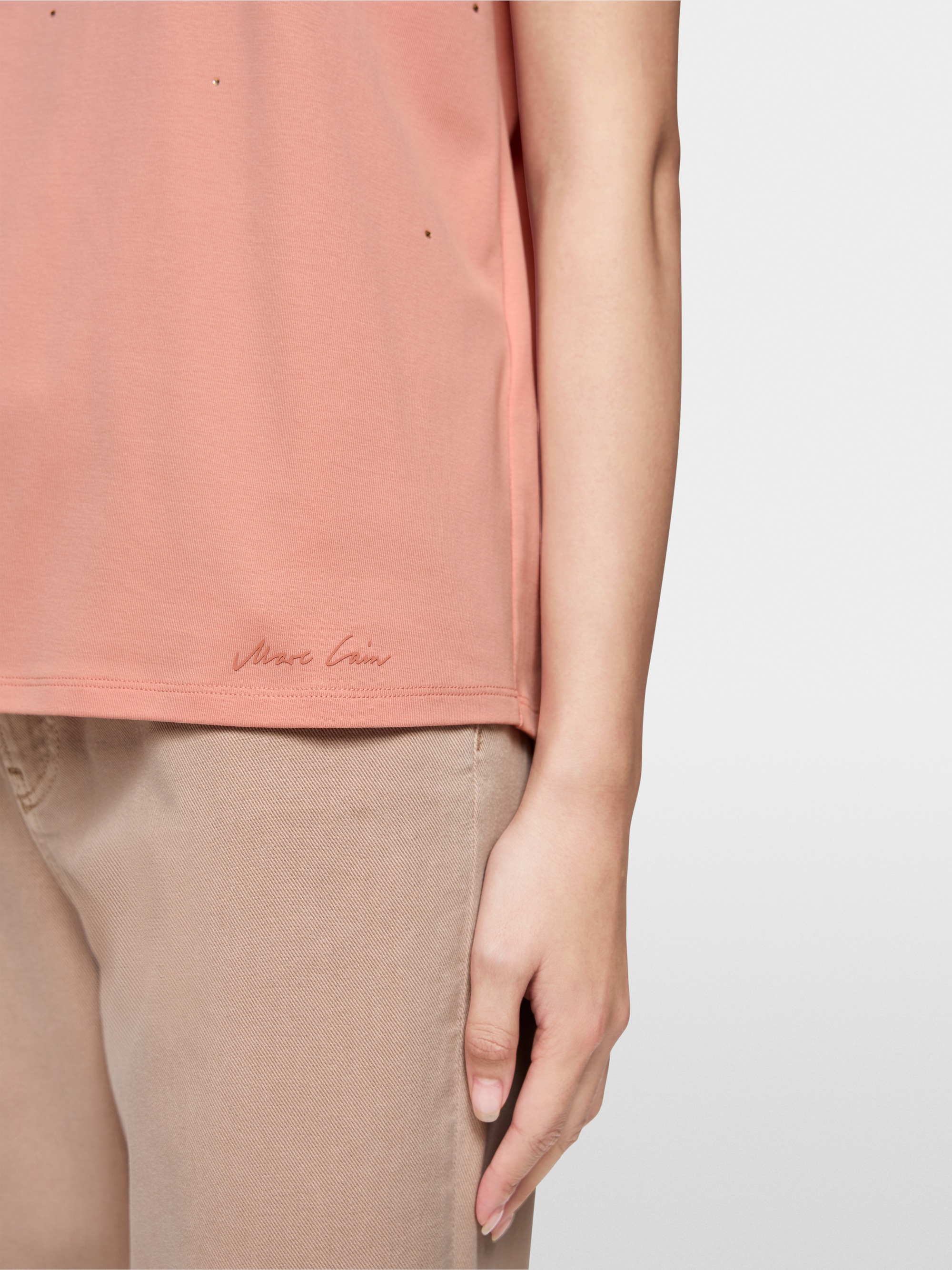 Short-sleeved T-shirt with hotfix stones