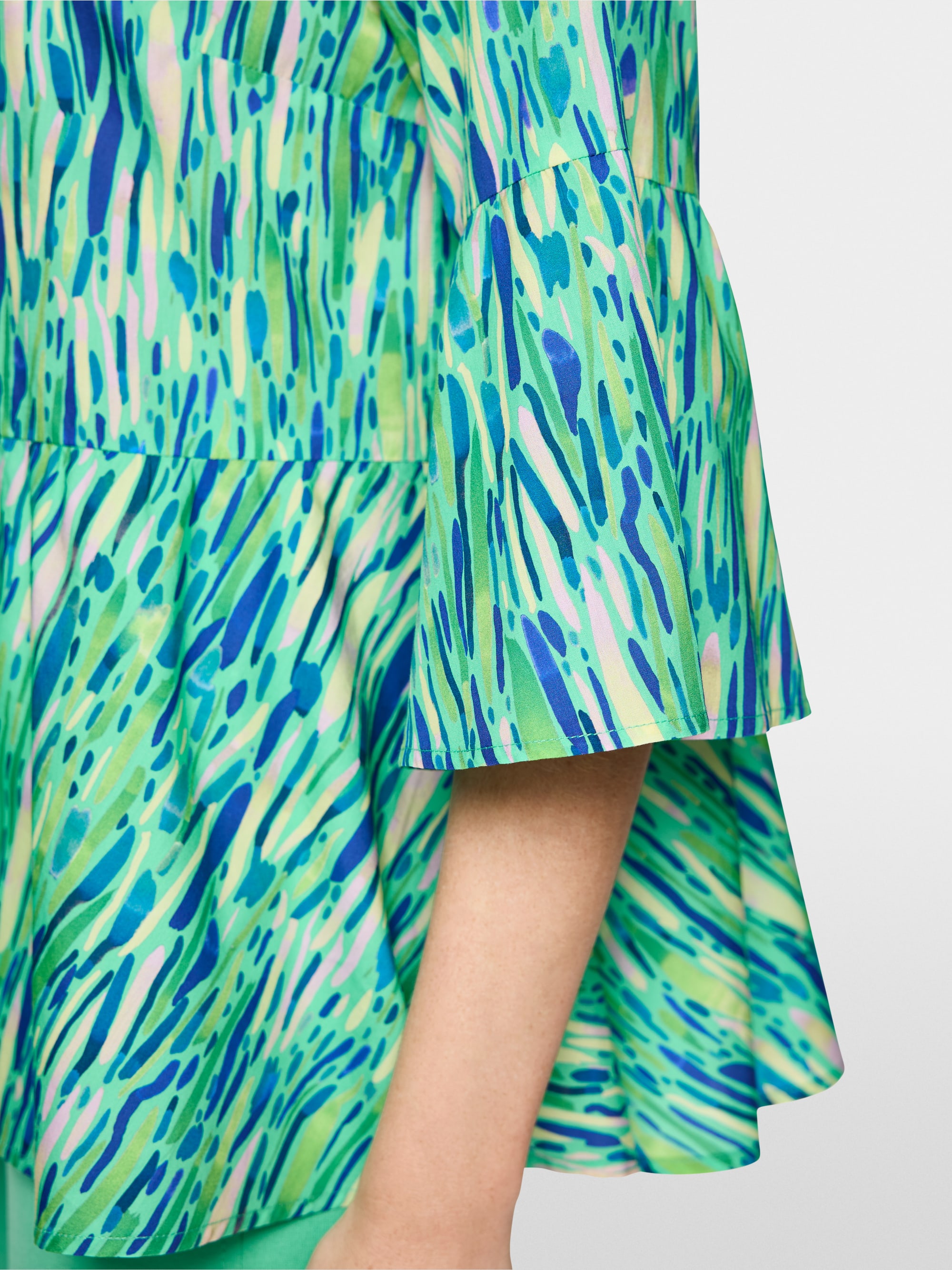 Feminine blouse with confetti print