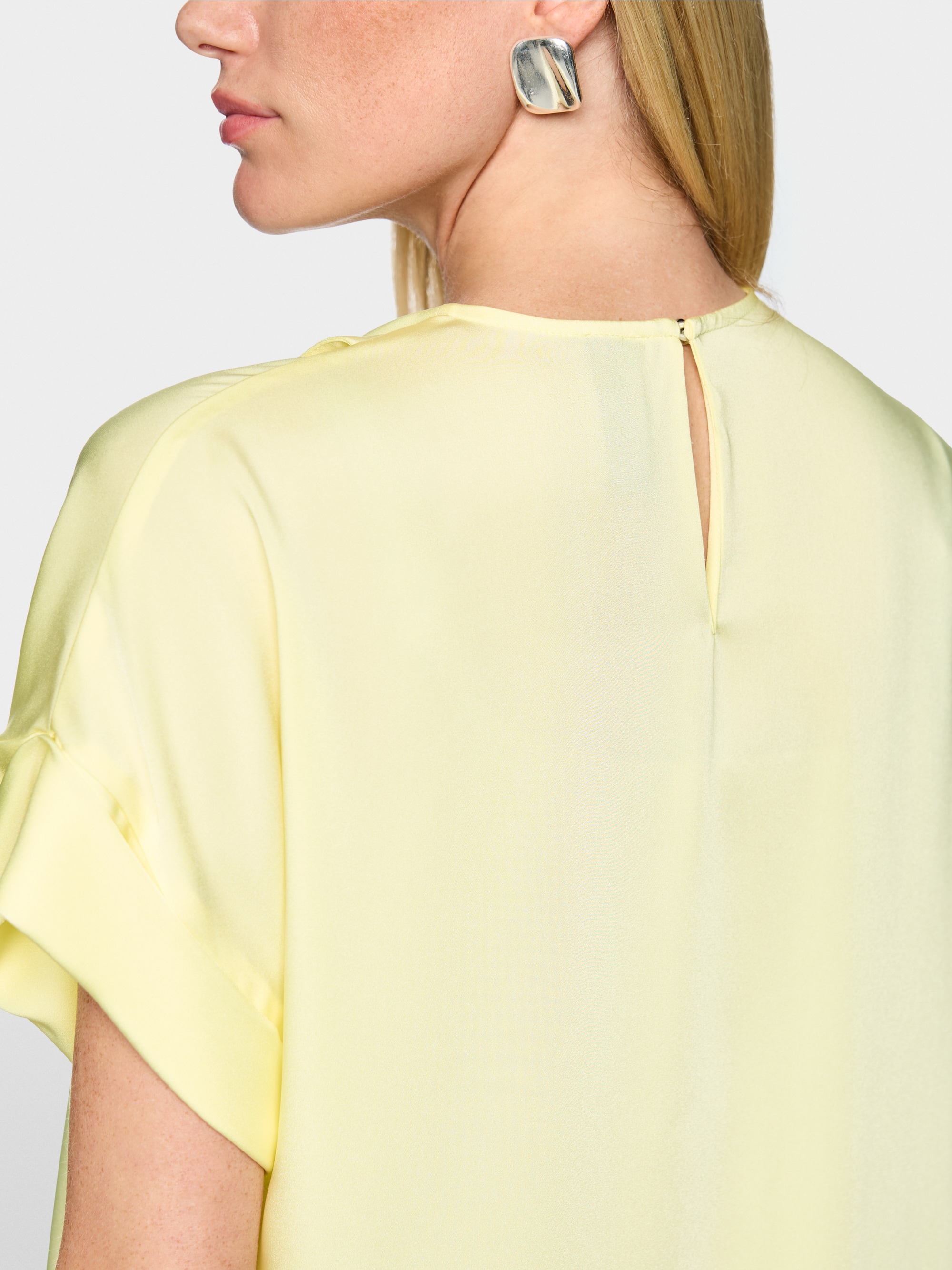 Flowing blouse with short sleeves