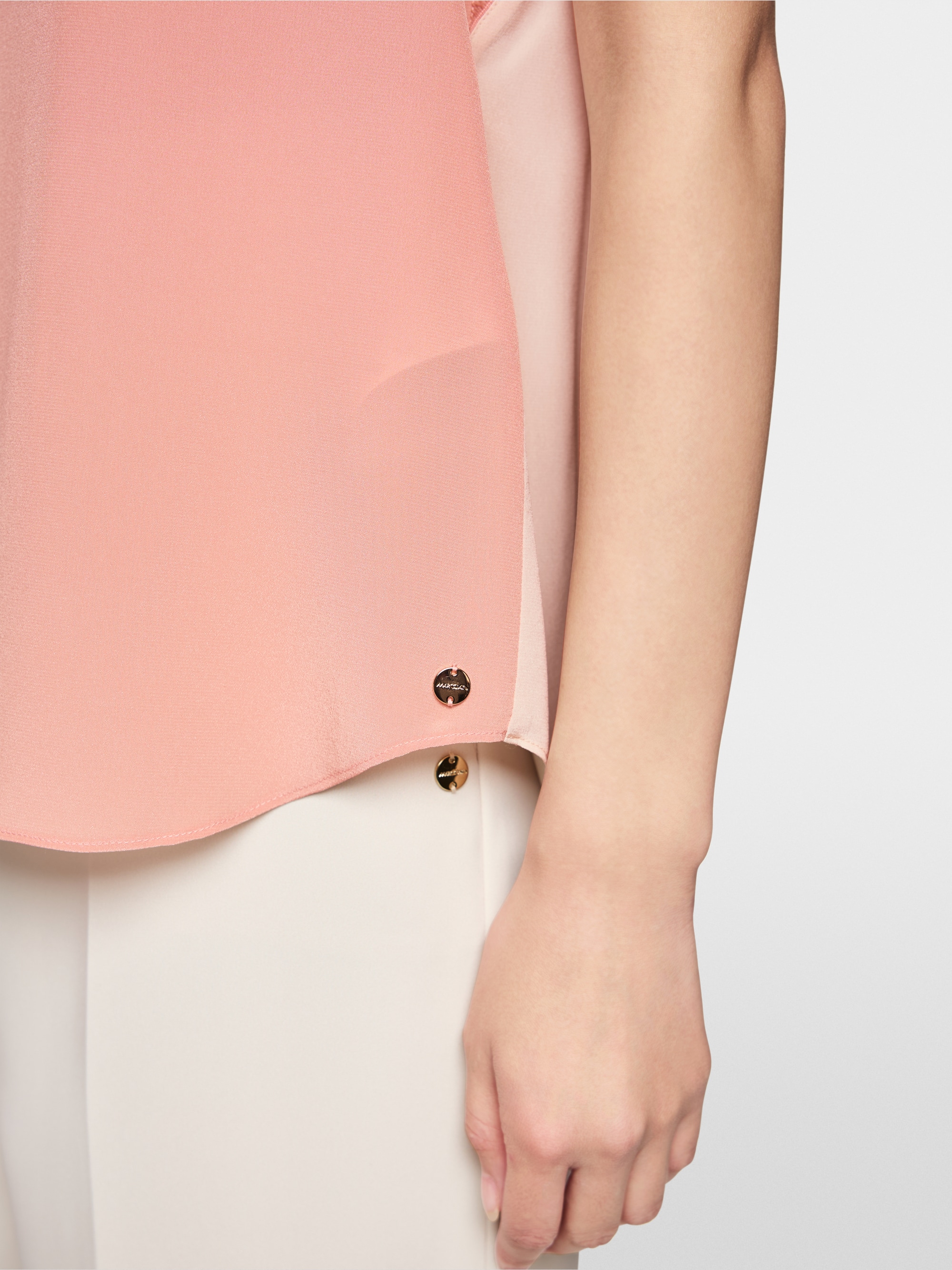 Top en soie avec dentelle et color block