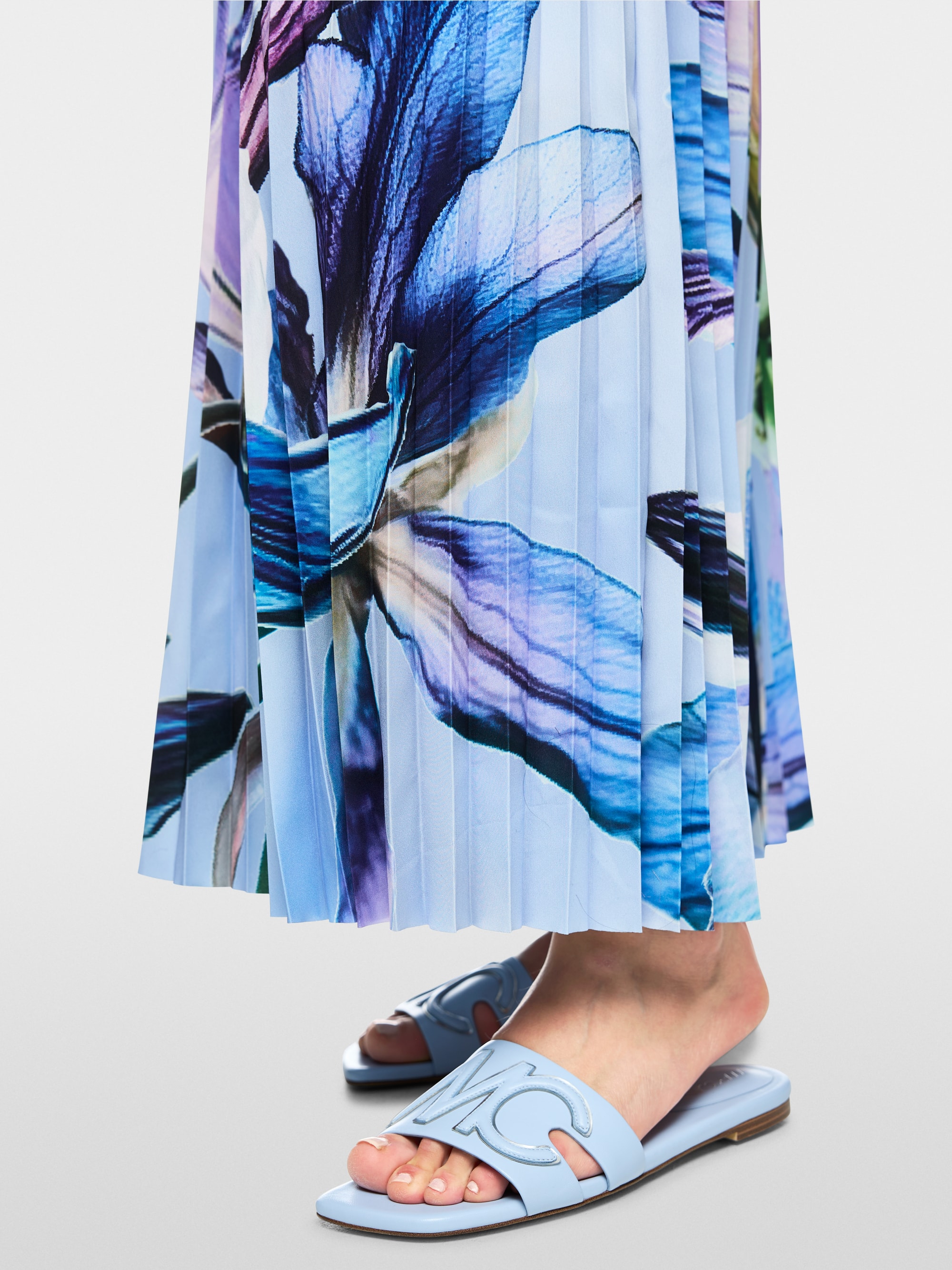 Pleated midi skirt with lily print