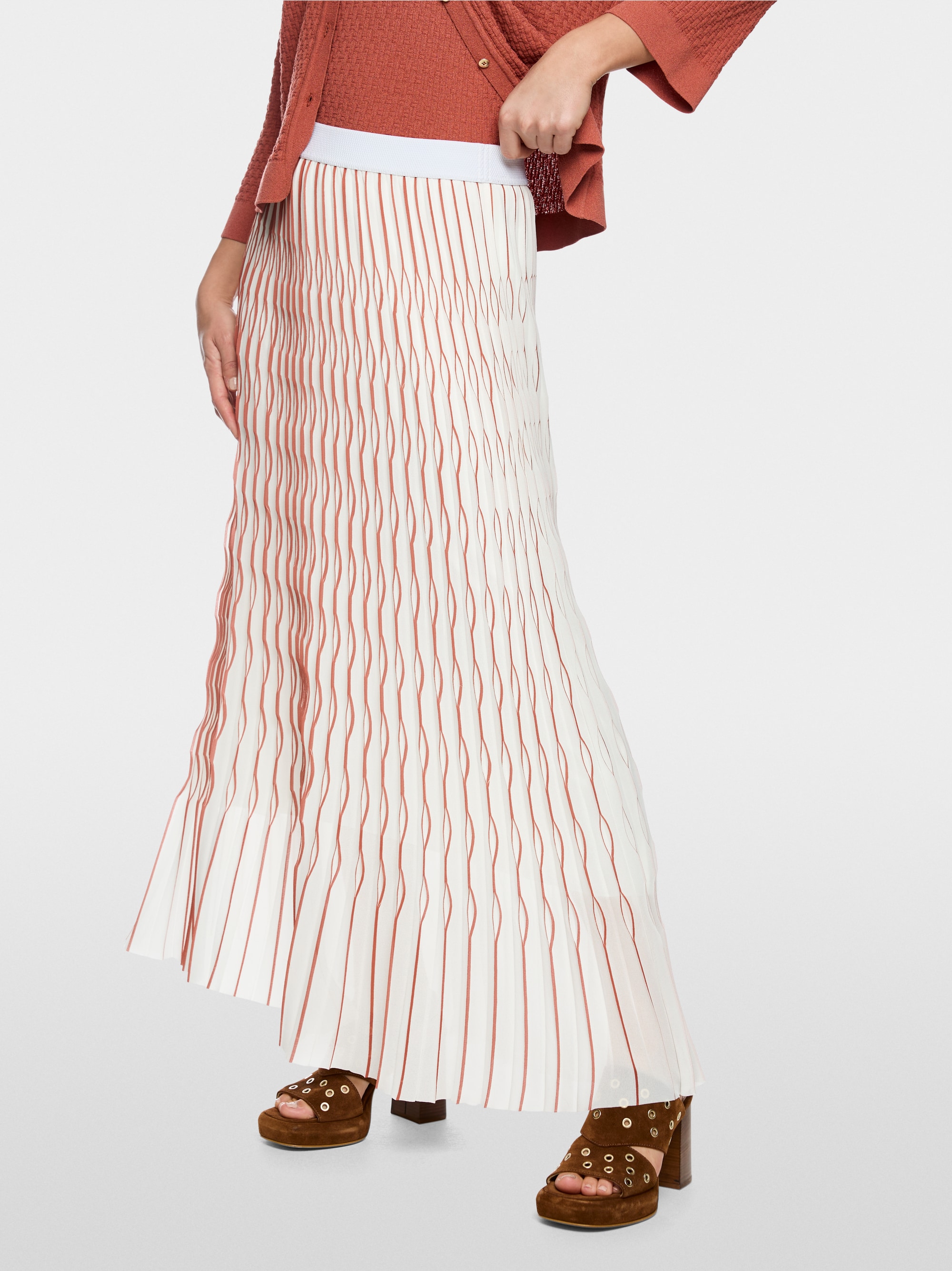 Maxi skirt with pleats