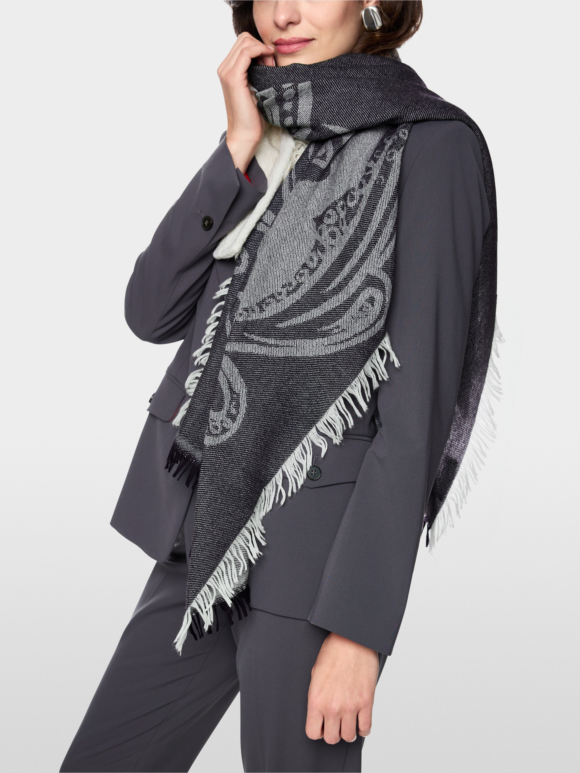 New wool scarf in paisley design