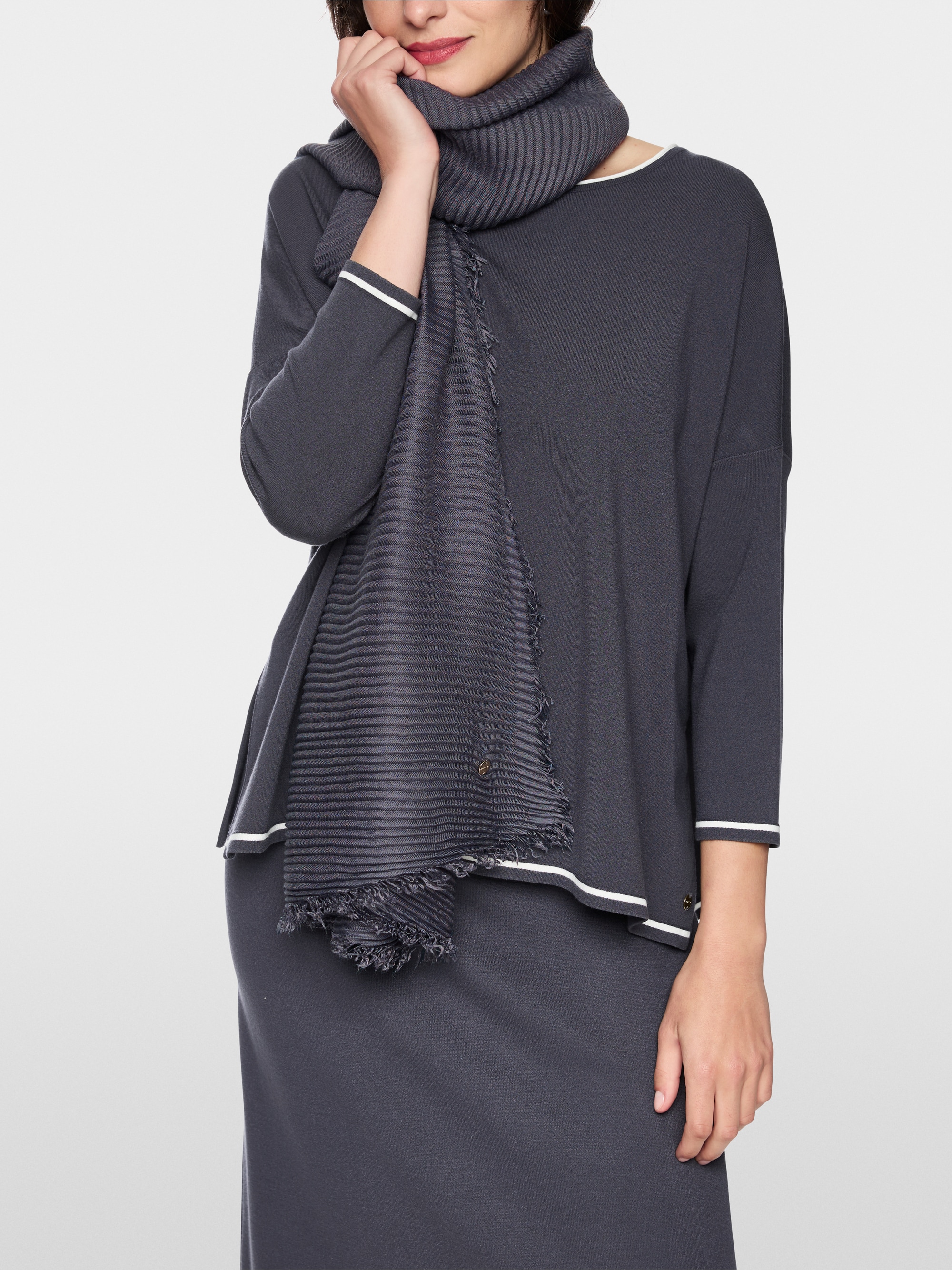 Pleated scarf with fringes