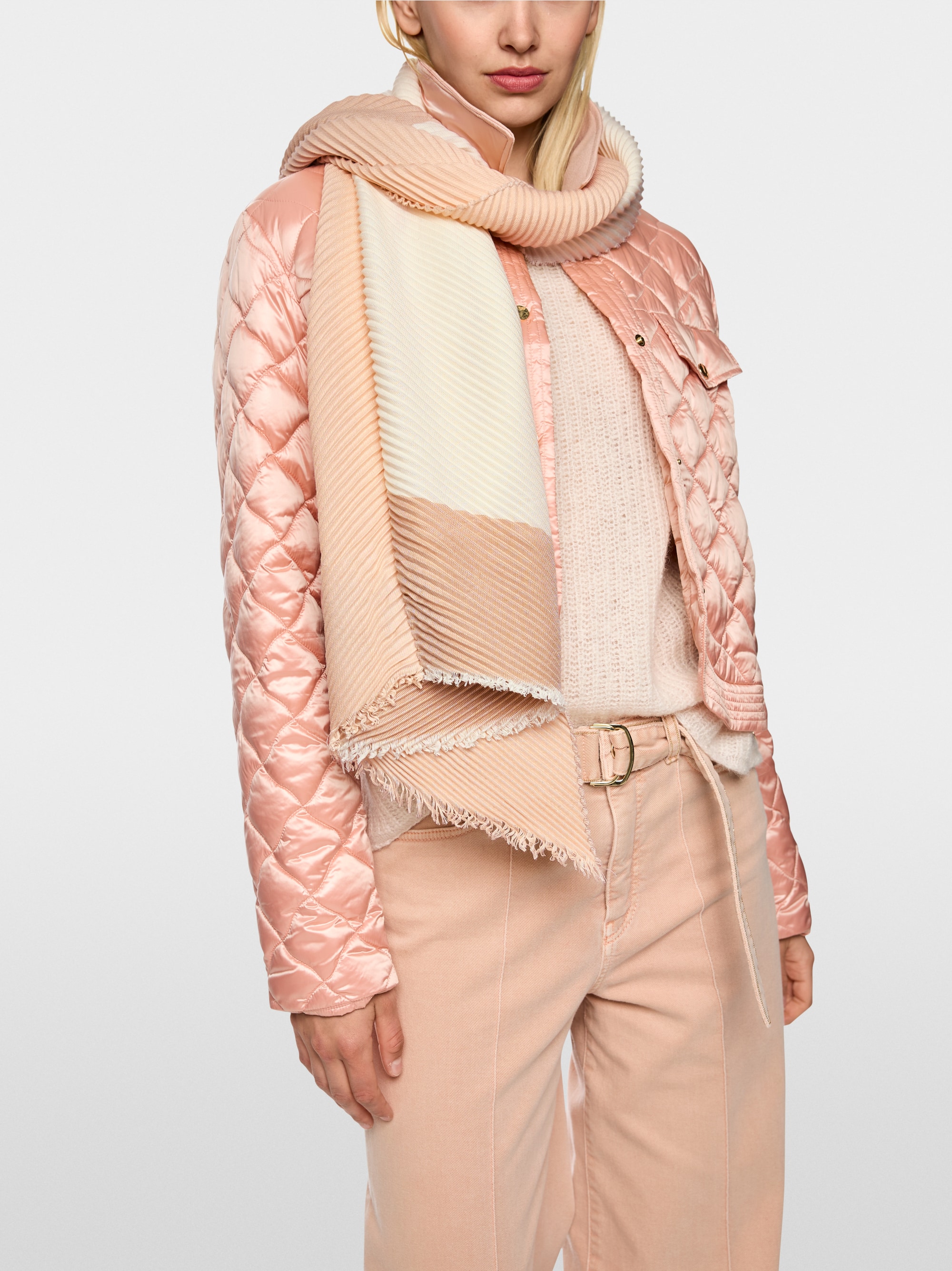 Pleated scarf with fine fringes