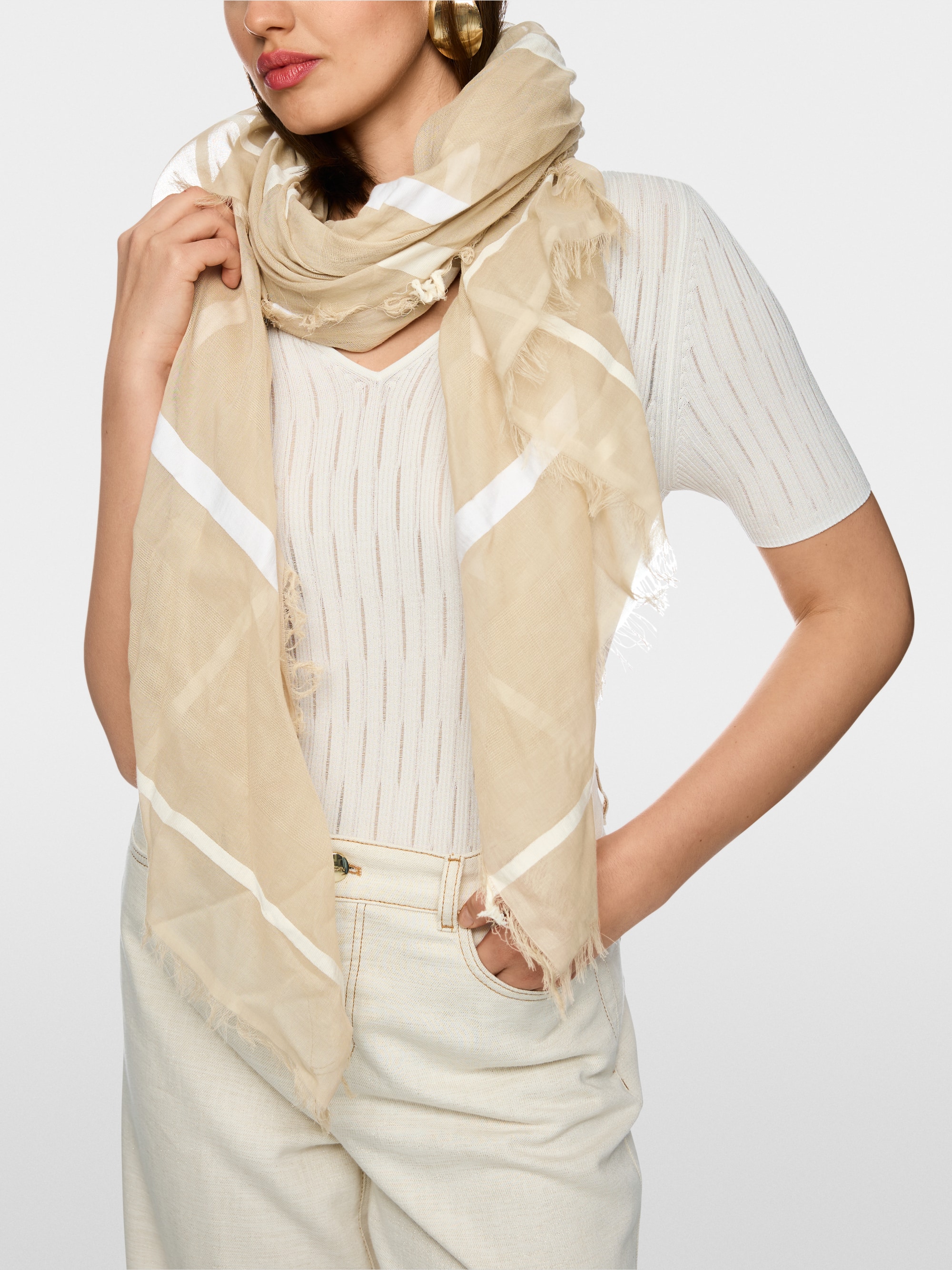 Cotton scarf with fringes