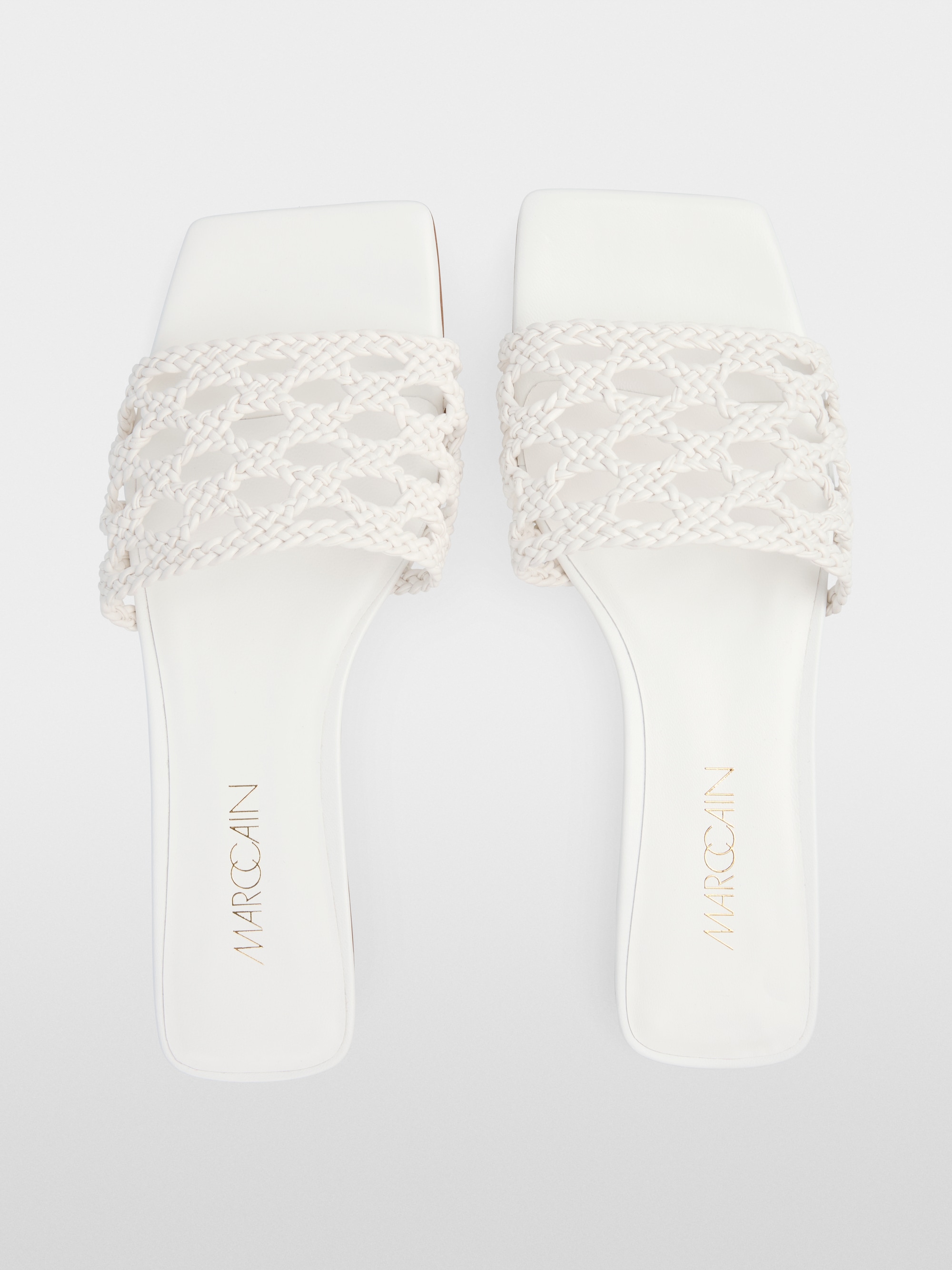 Flat sandals with macramé straps