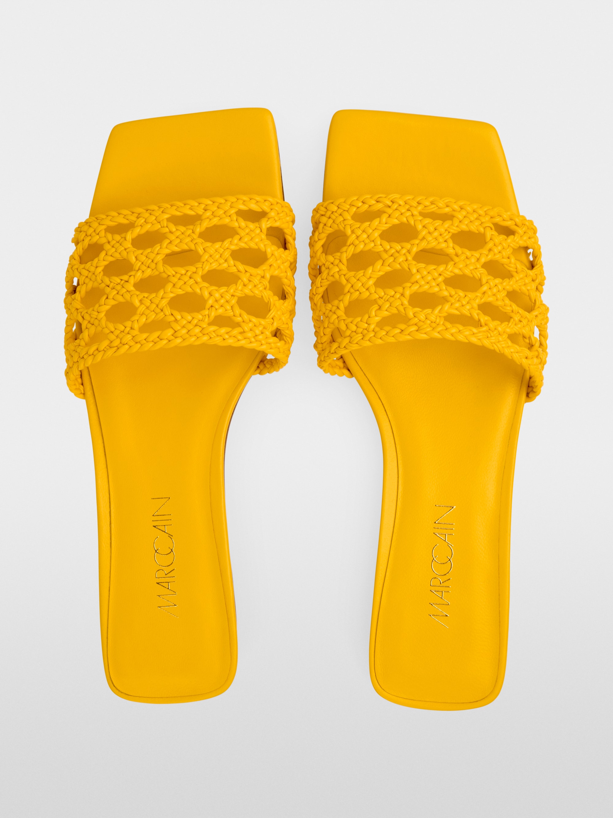 Flat sandals with macramé straps