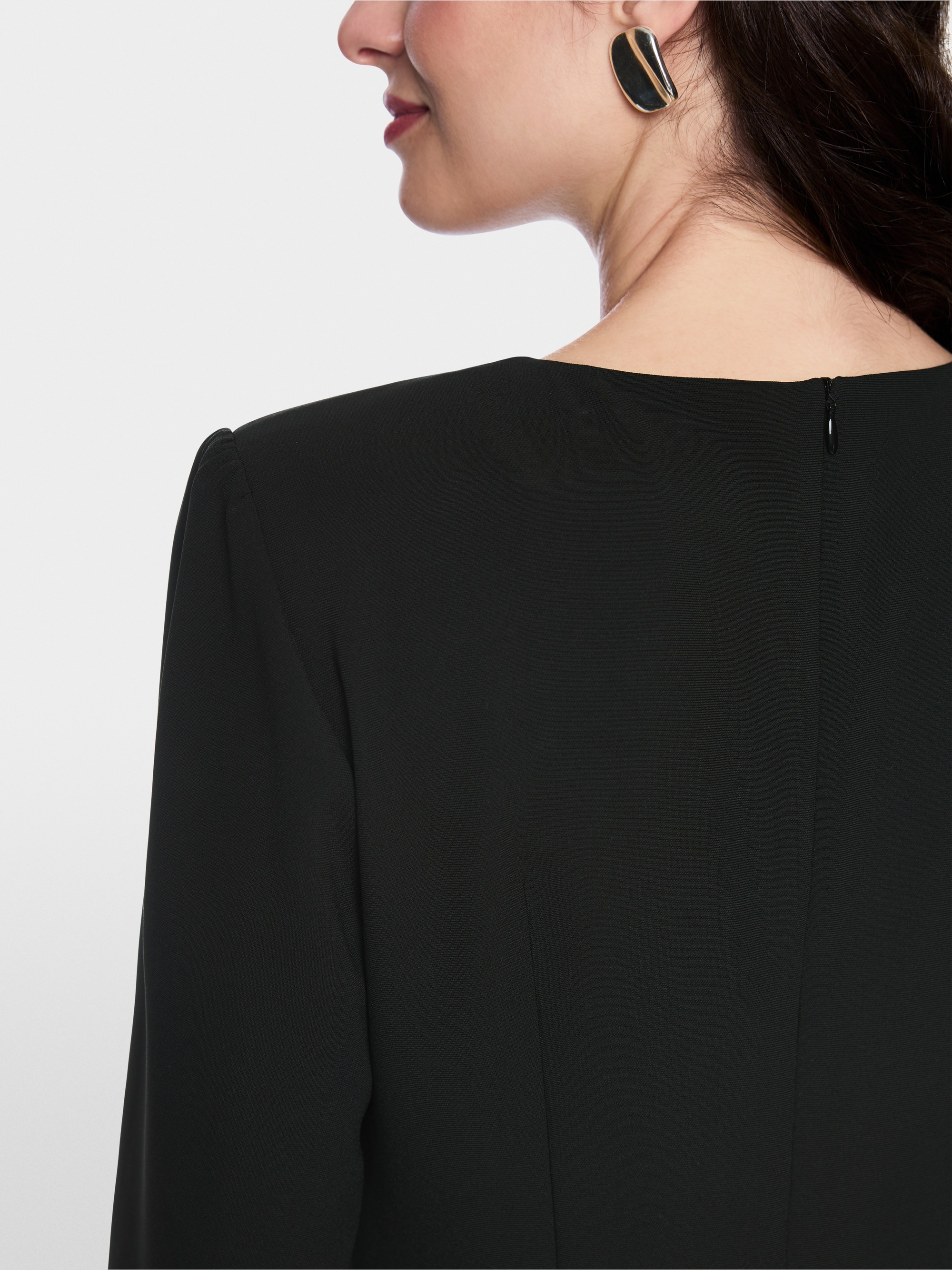 Robe avec pierres décoratives