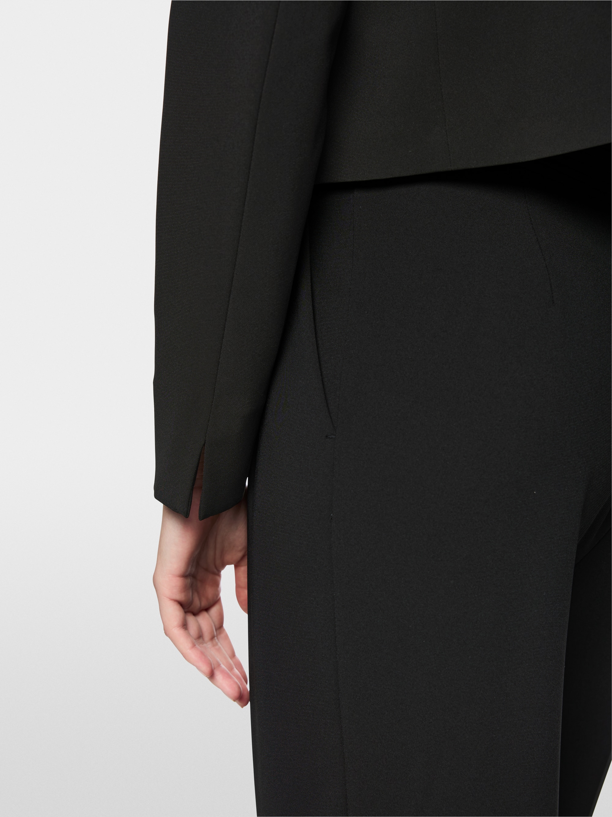 Short jacket with shoulder emphasis