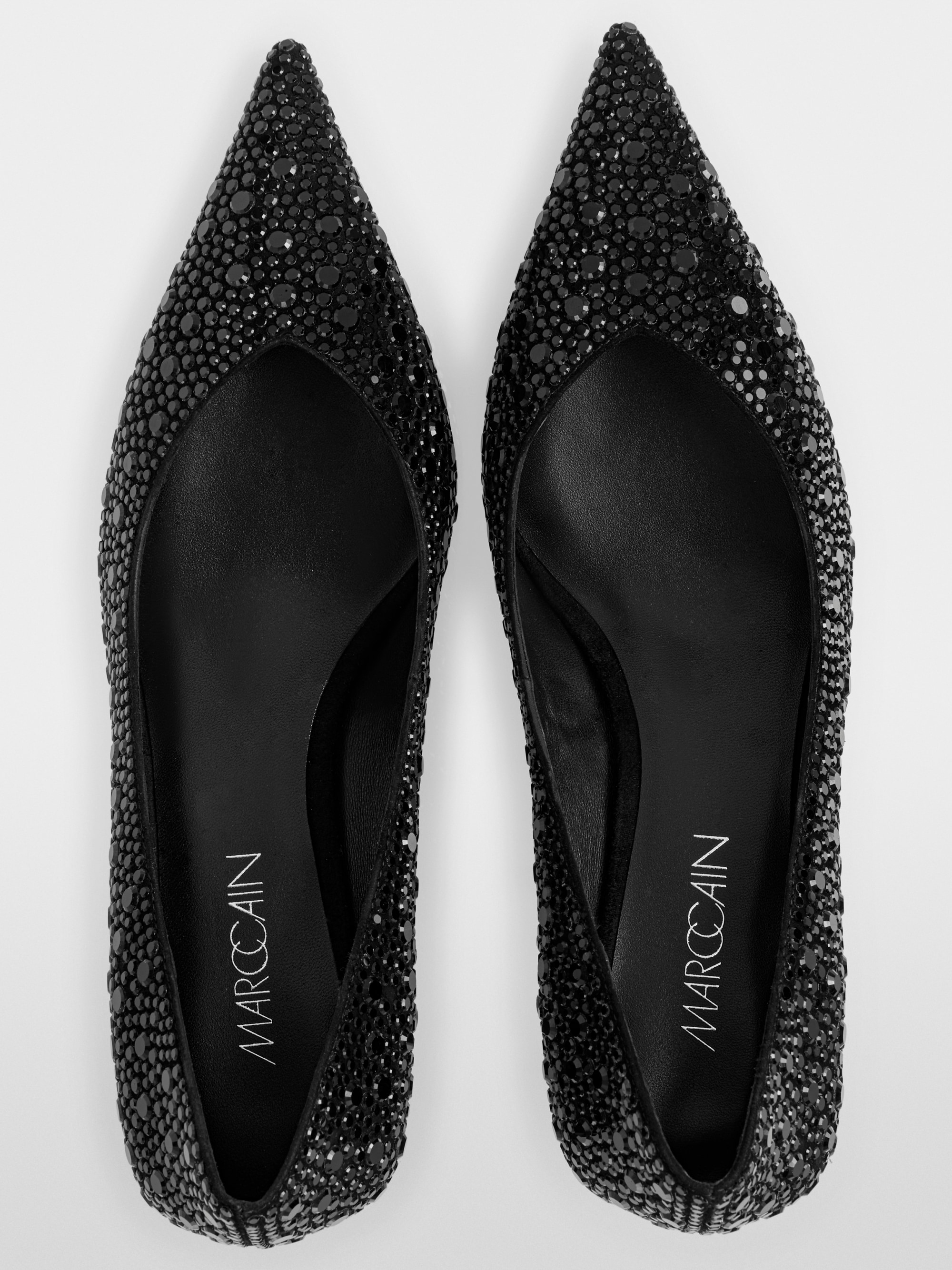 Leather pumps with studs