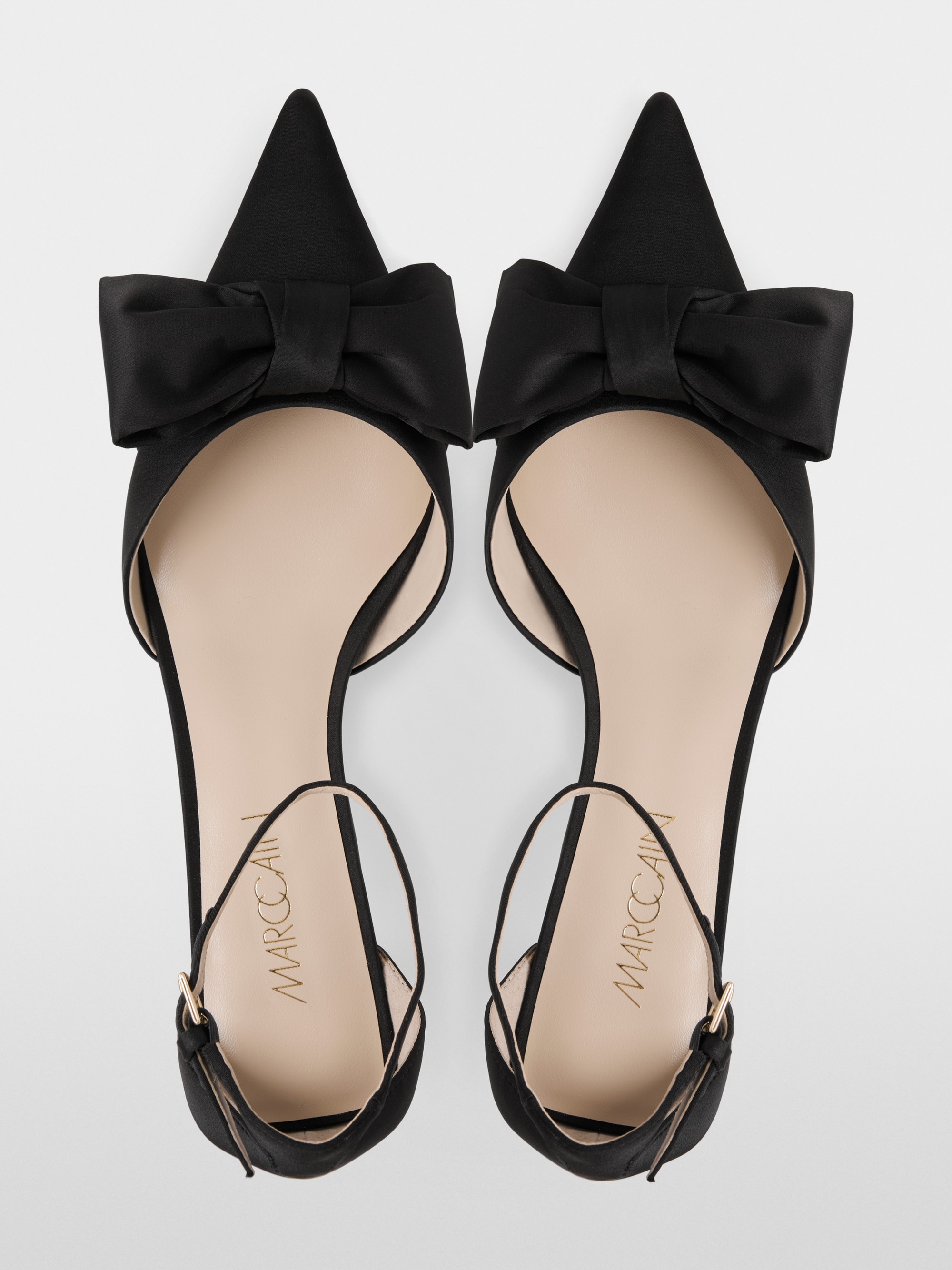 Elegant sandals with decorative bow