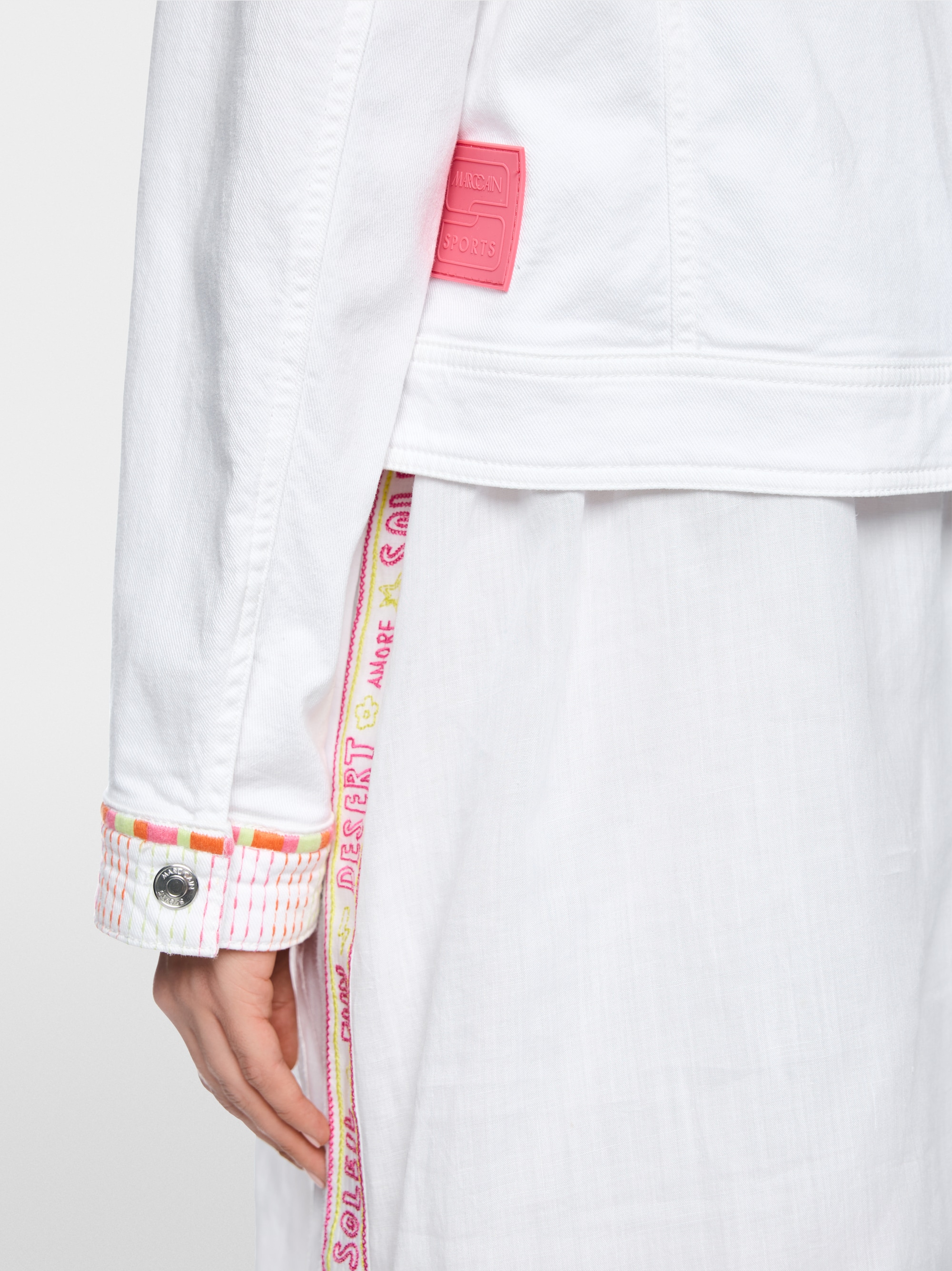 Veste en jean avec broderies colorées
