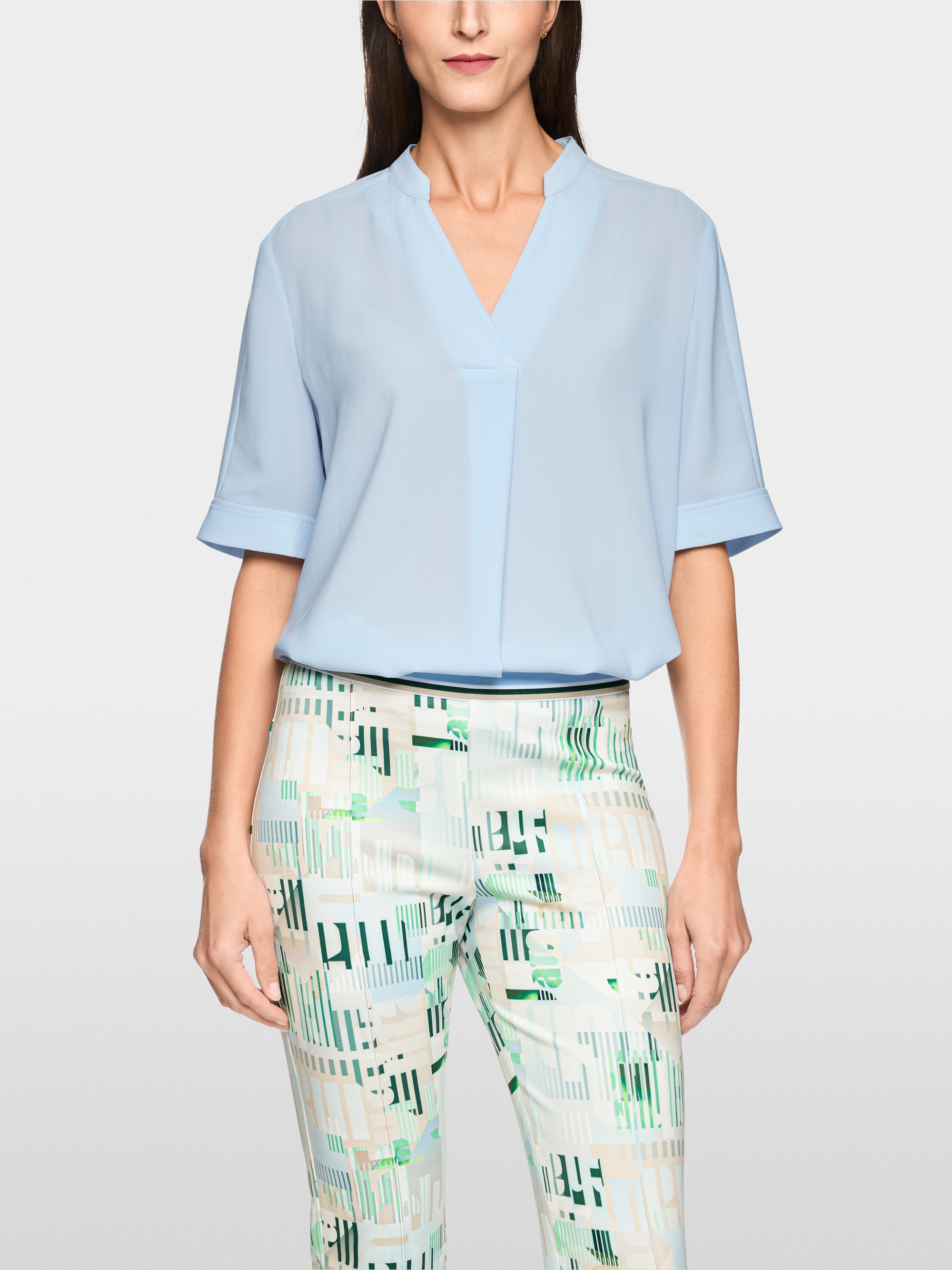 Short-sleeved blouse