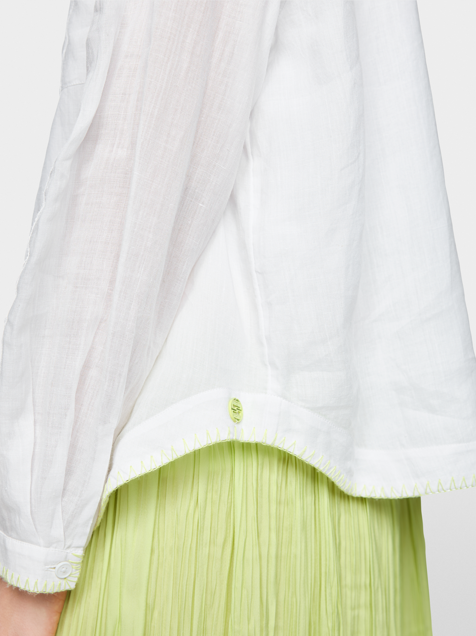 Polo collar ramie blouse with stitching