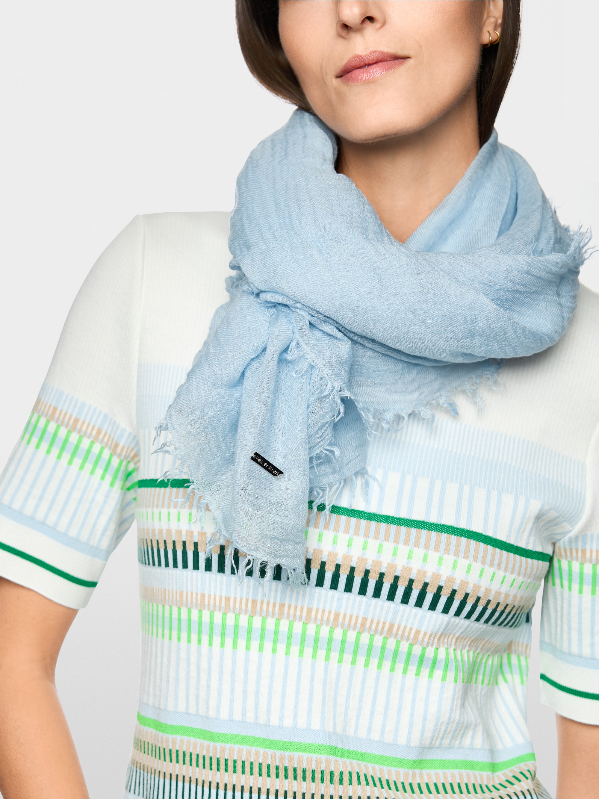 Scarf with crinkle effect
