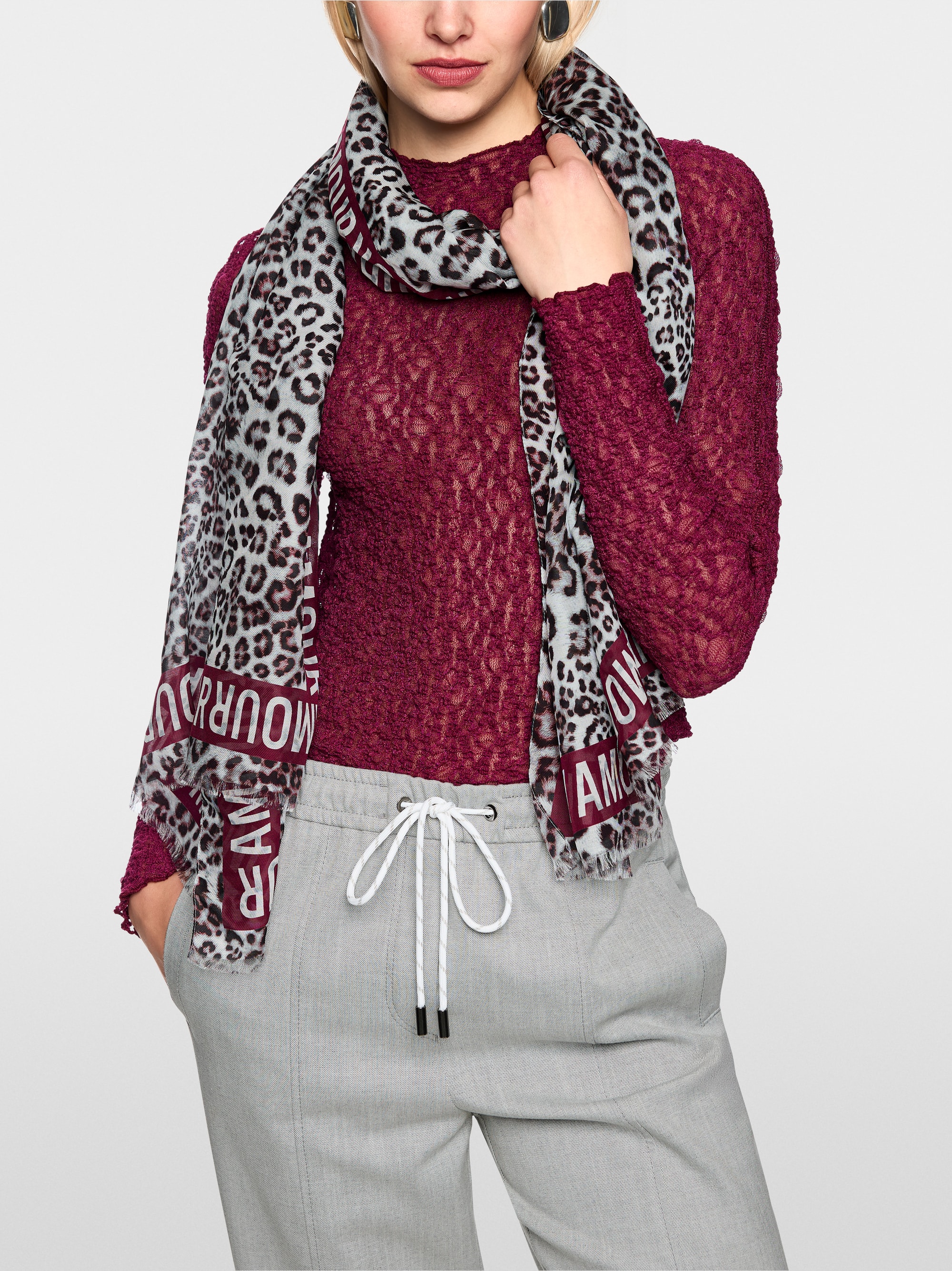 Scarf with leopard print