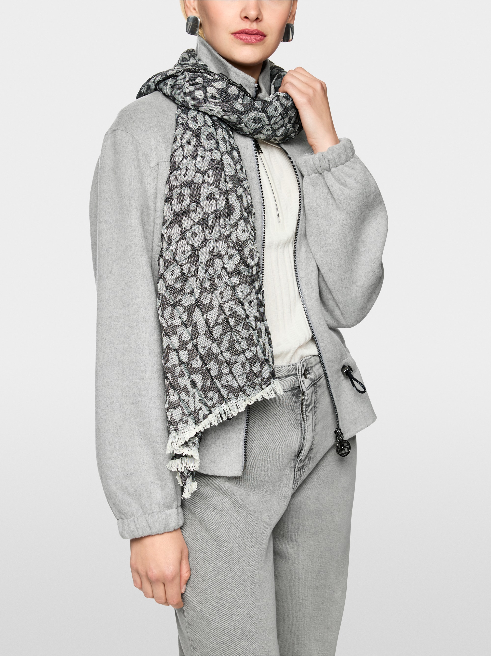 Scarf with leopard print