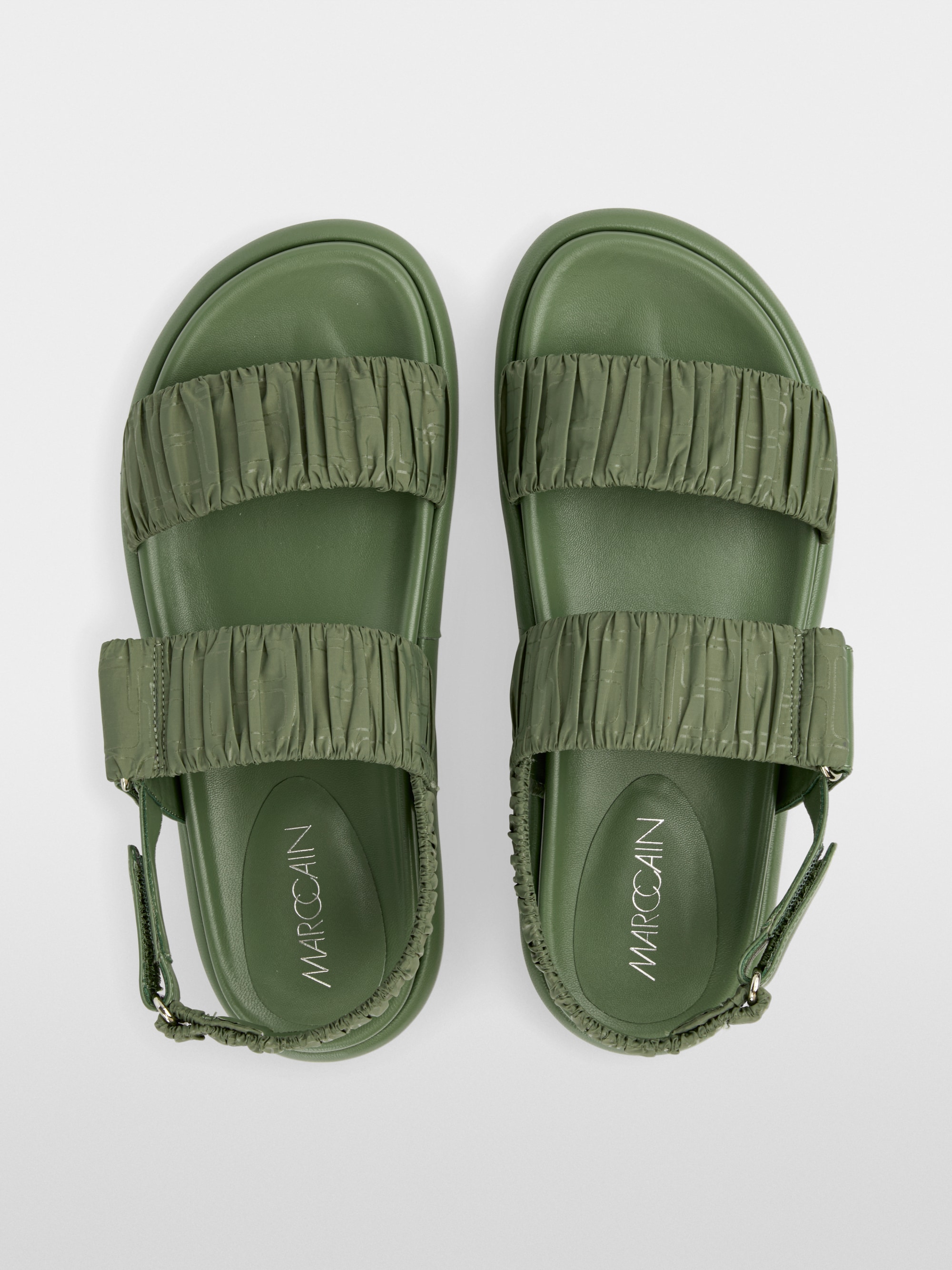 Sandals with gathering