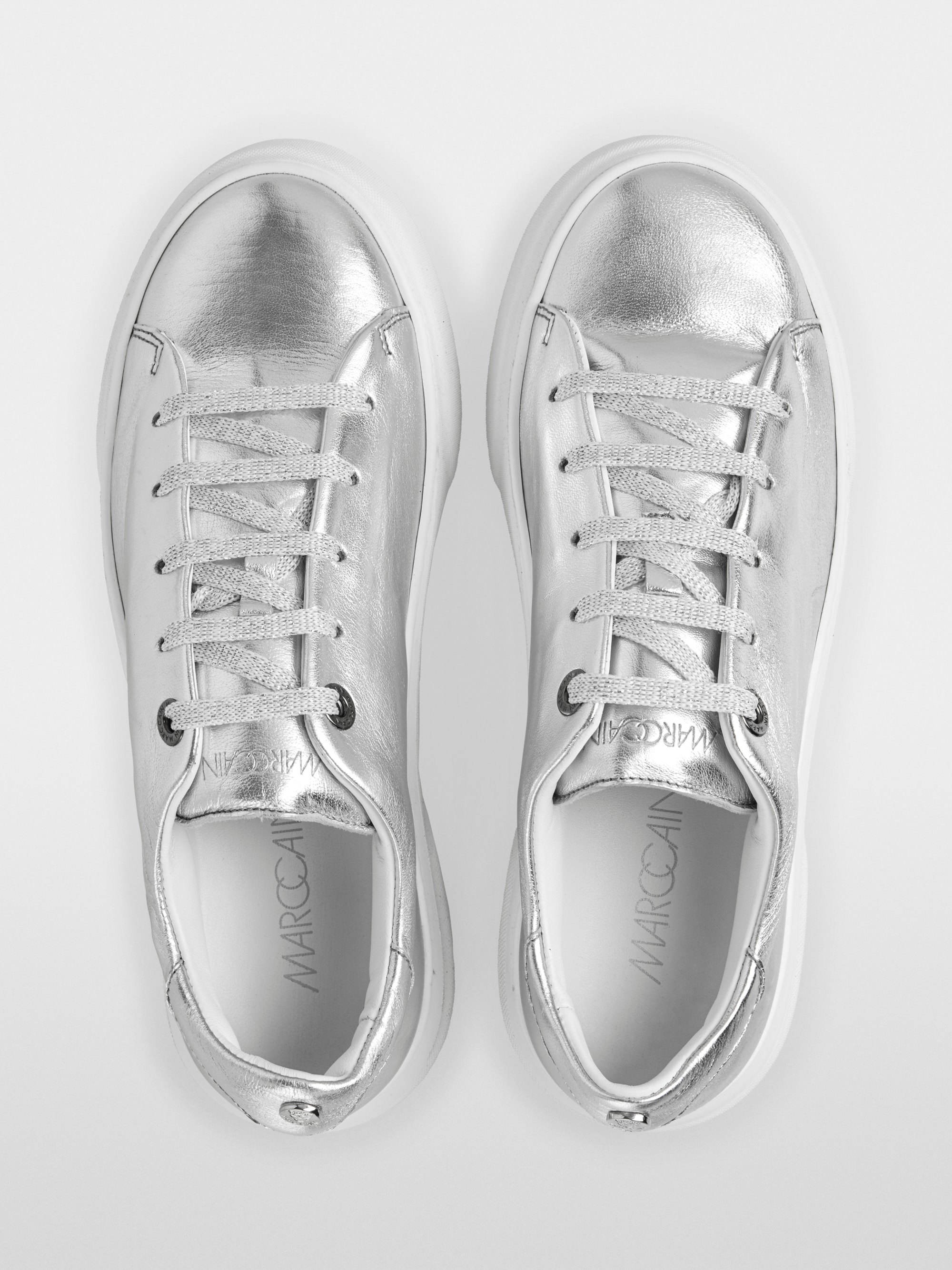 Sneakers with metallic look