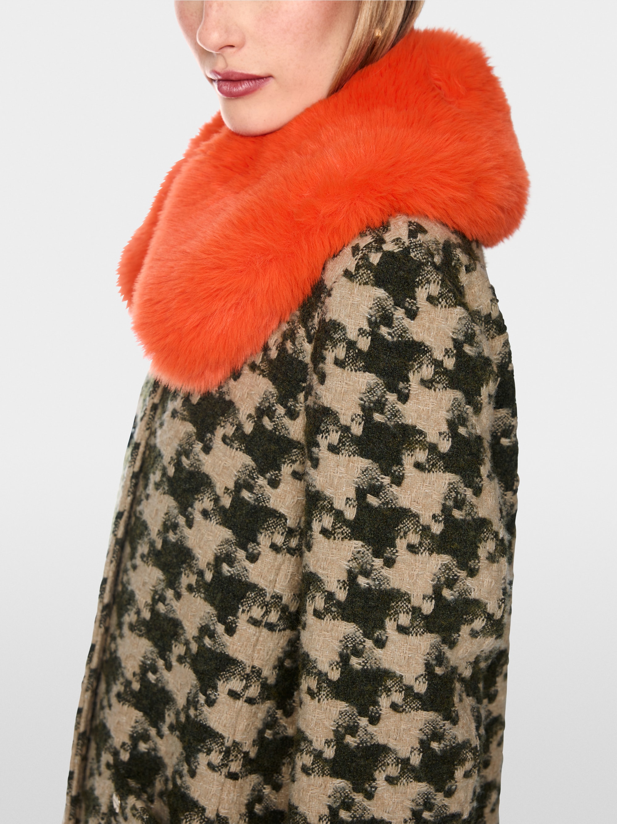 Houndstooth coat with faux fur collar