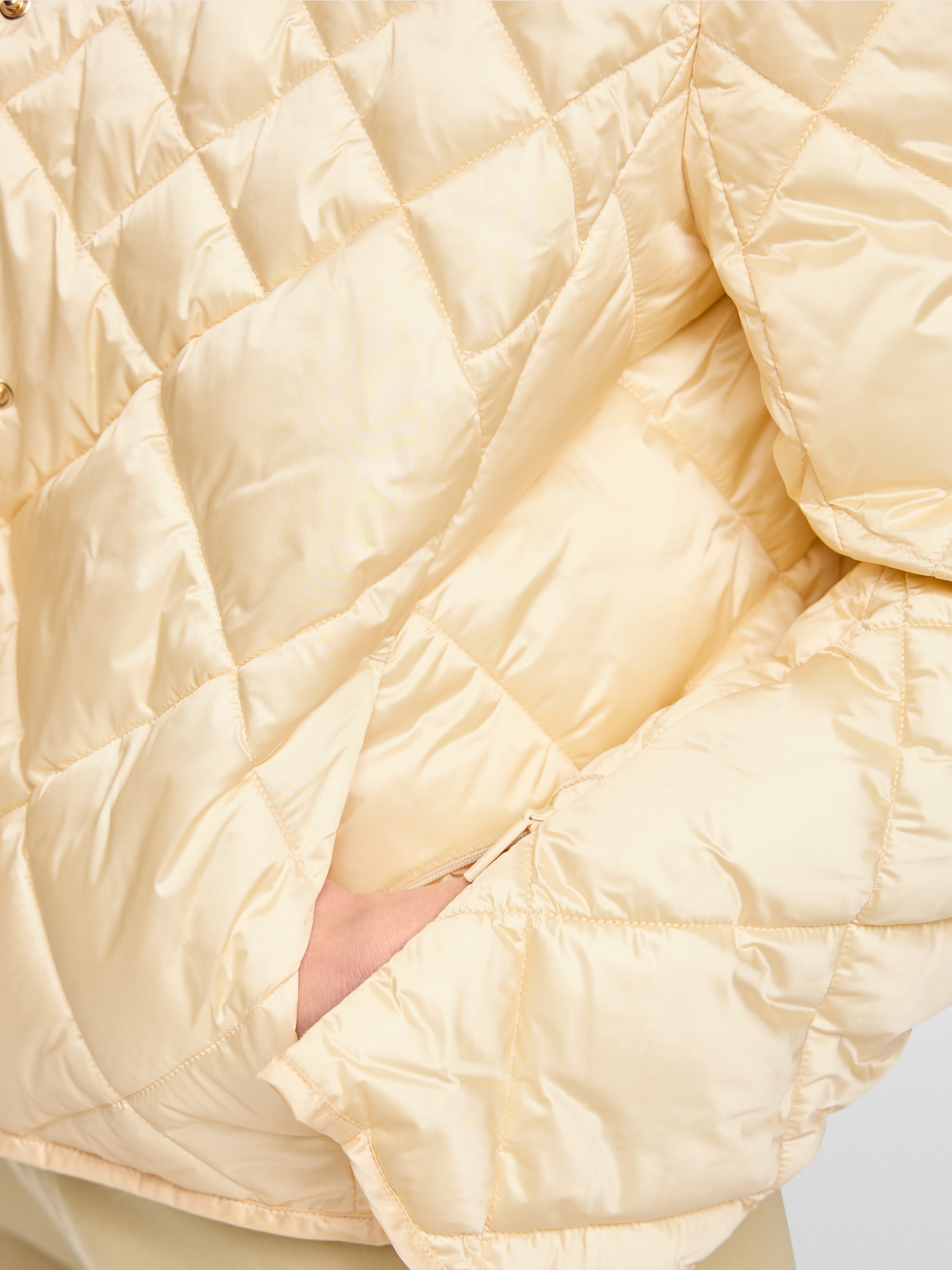 Quilted jacket with decorative buttons