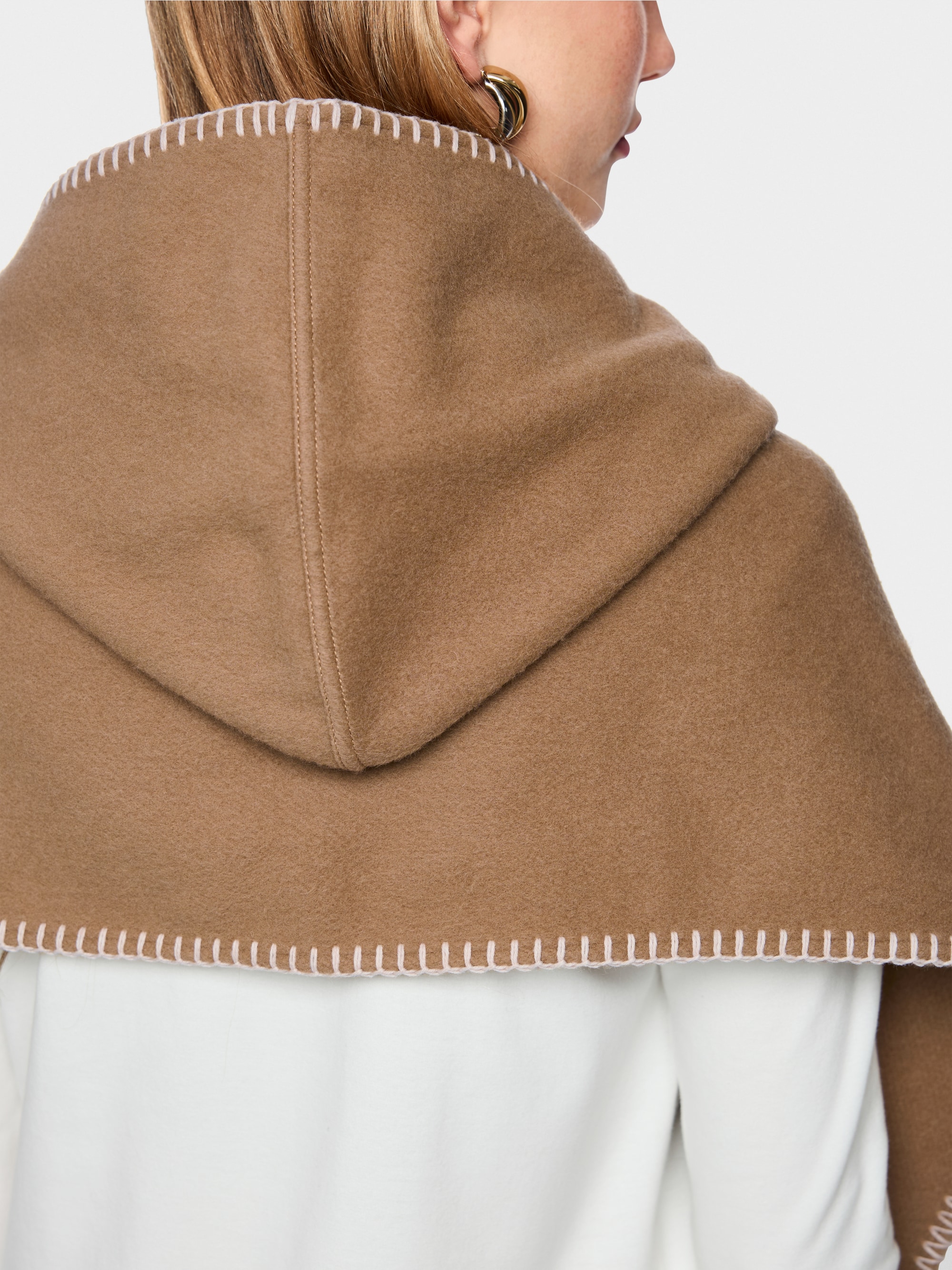 Short wool-blend cape with fringing