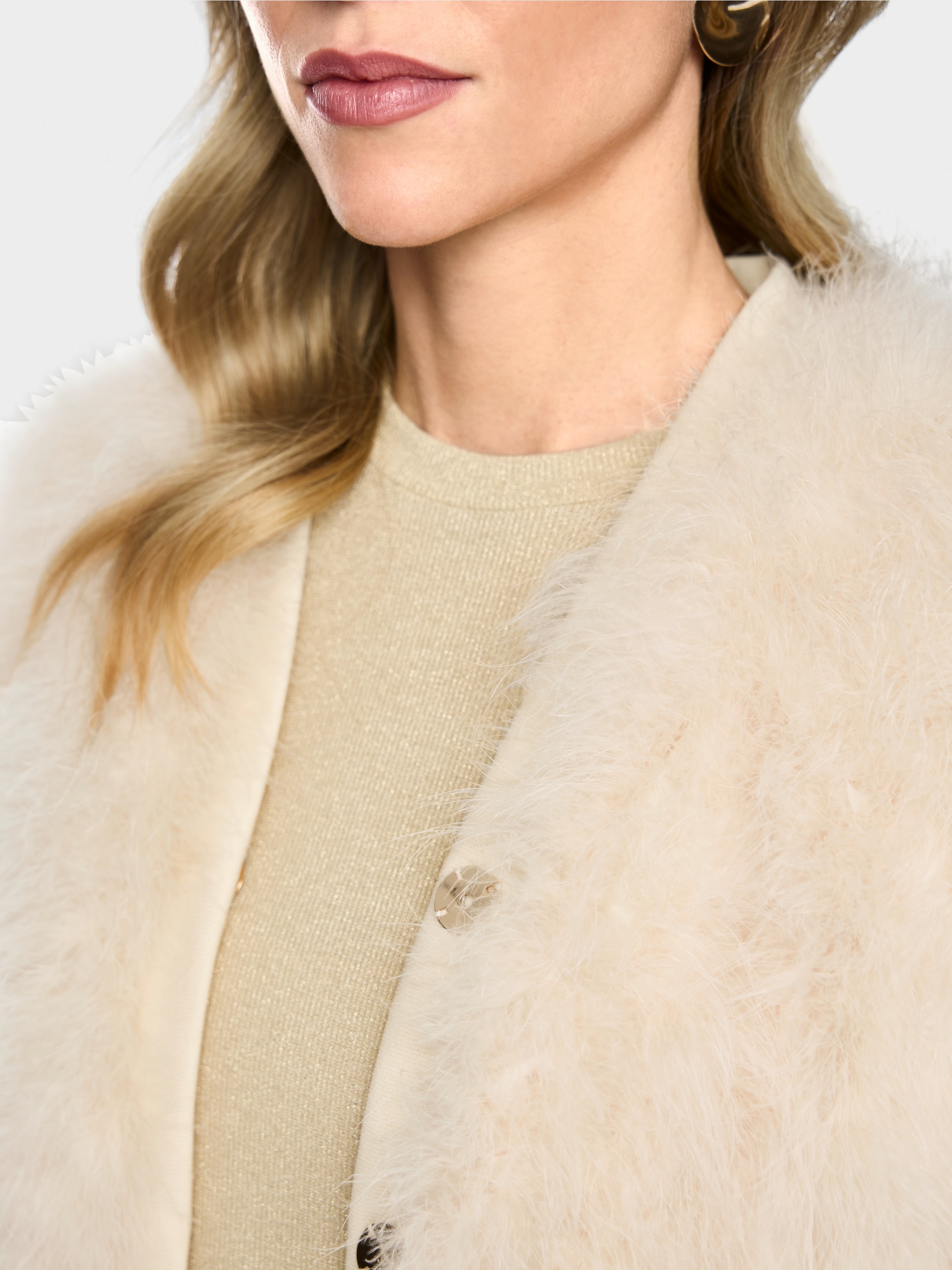 Short jacket with feathers