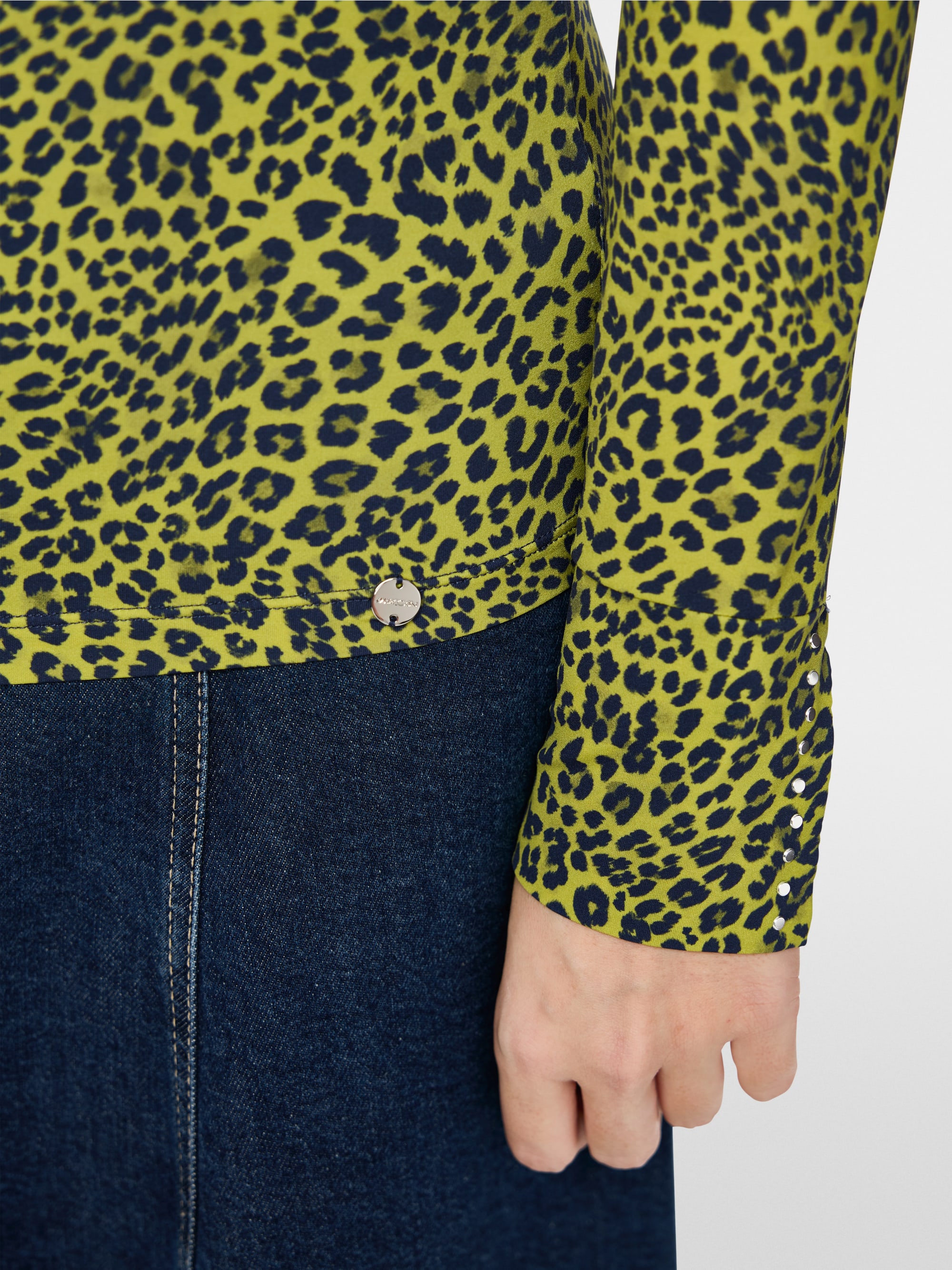 Long-sleeved shirt with leopard print