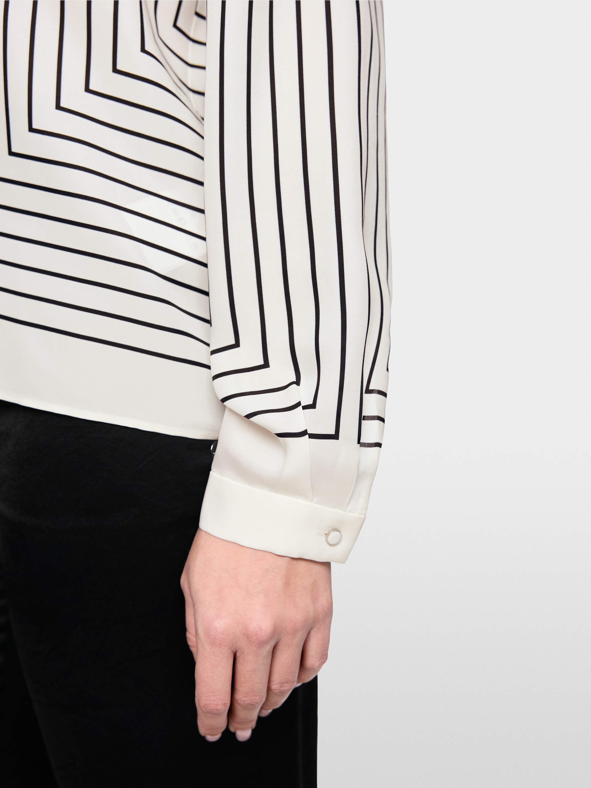 Geometric blouse in a silk blend
