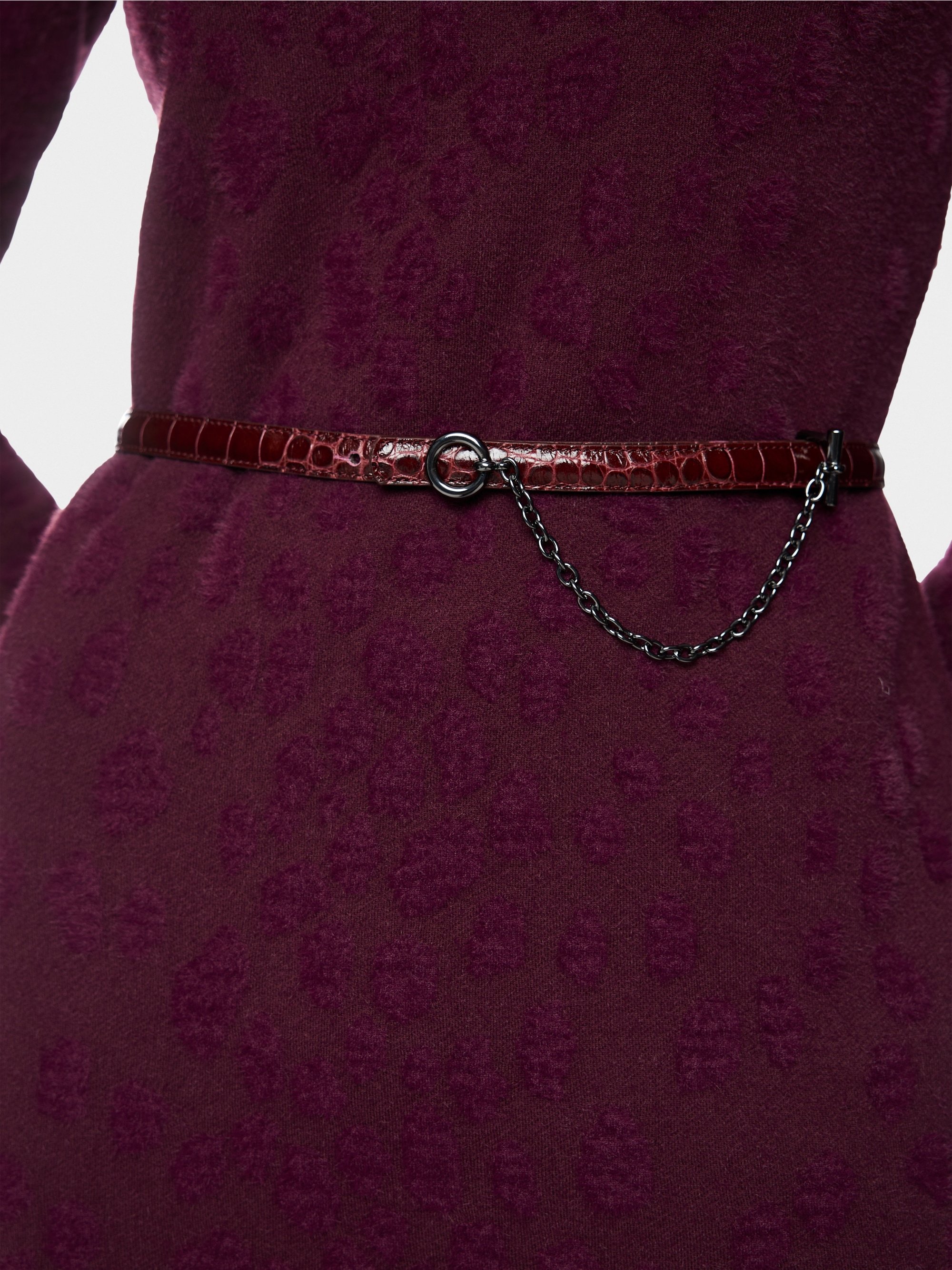 Narrow leather belt with chain detail