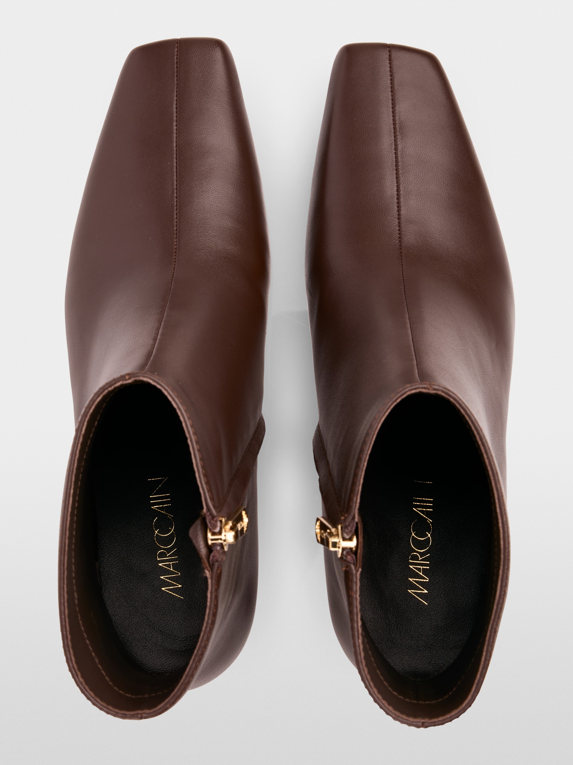 Ankle-high leather booties