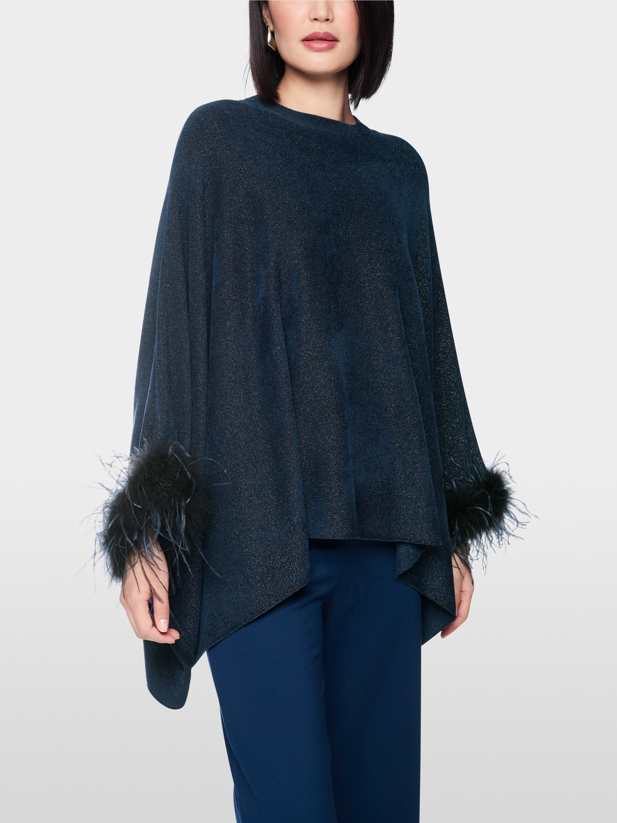 Knitted poncho with feathers