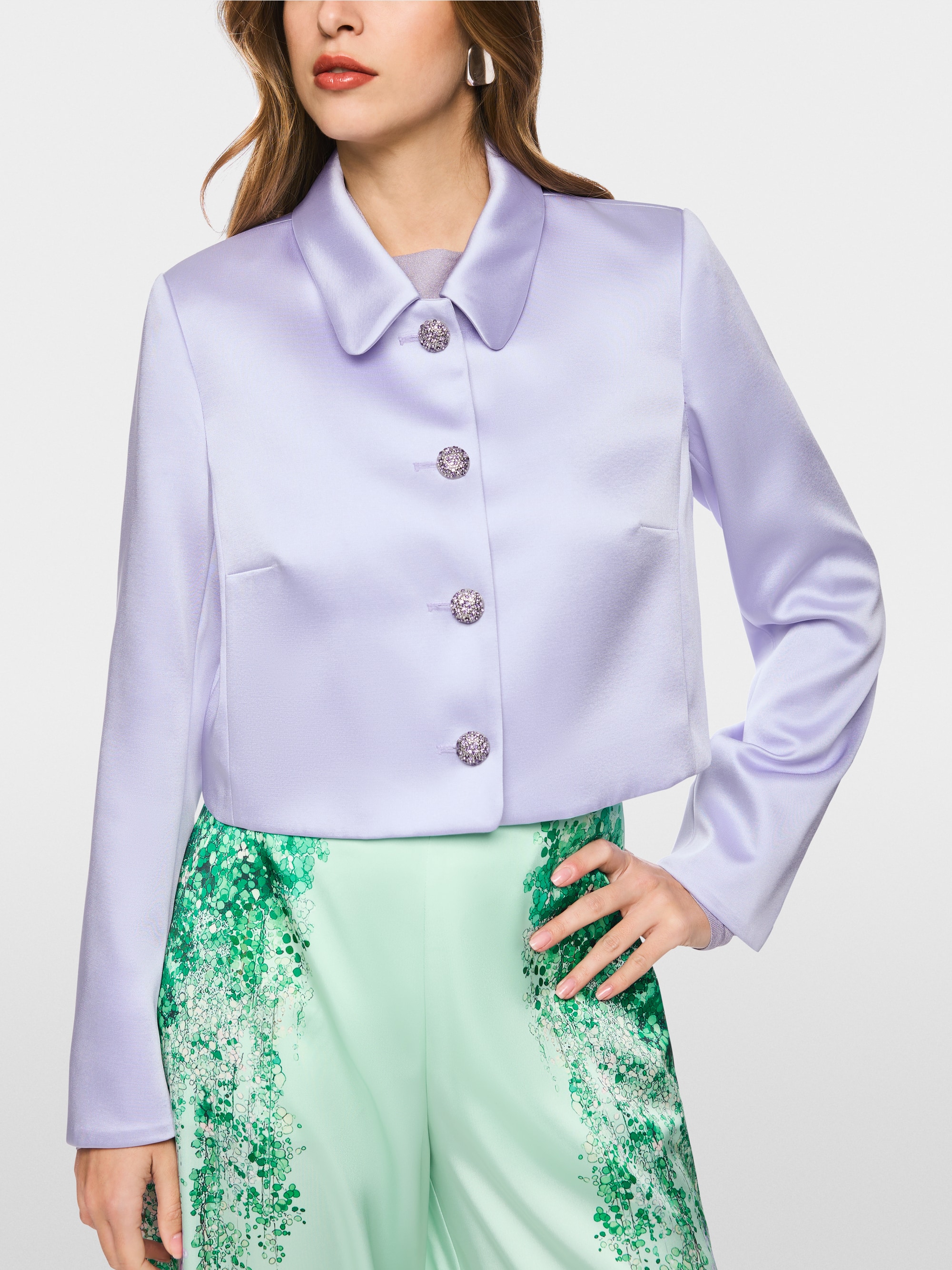 Veste en satin avec boutons en strass