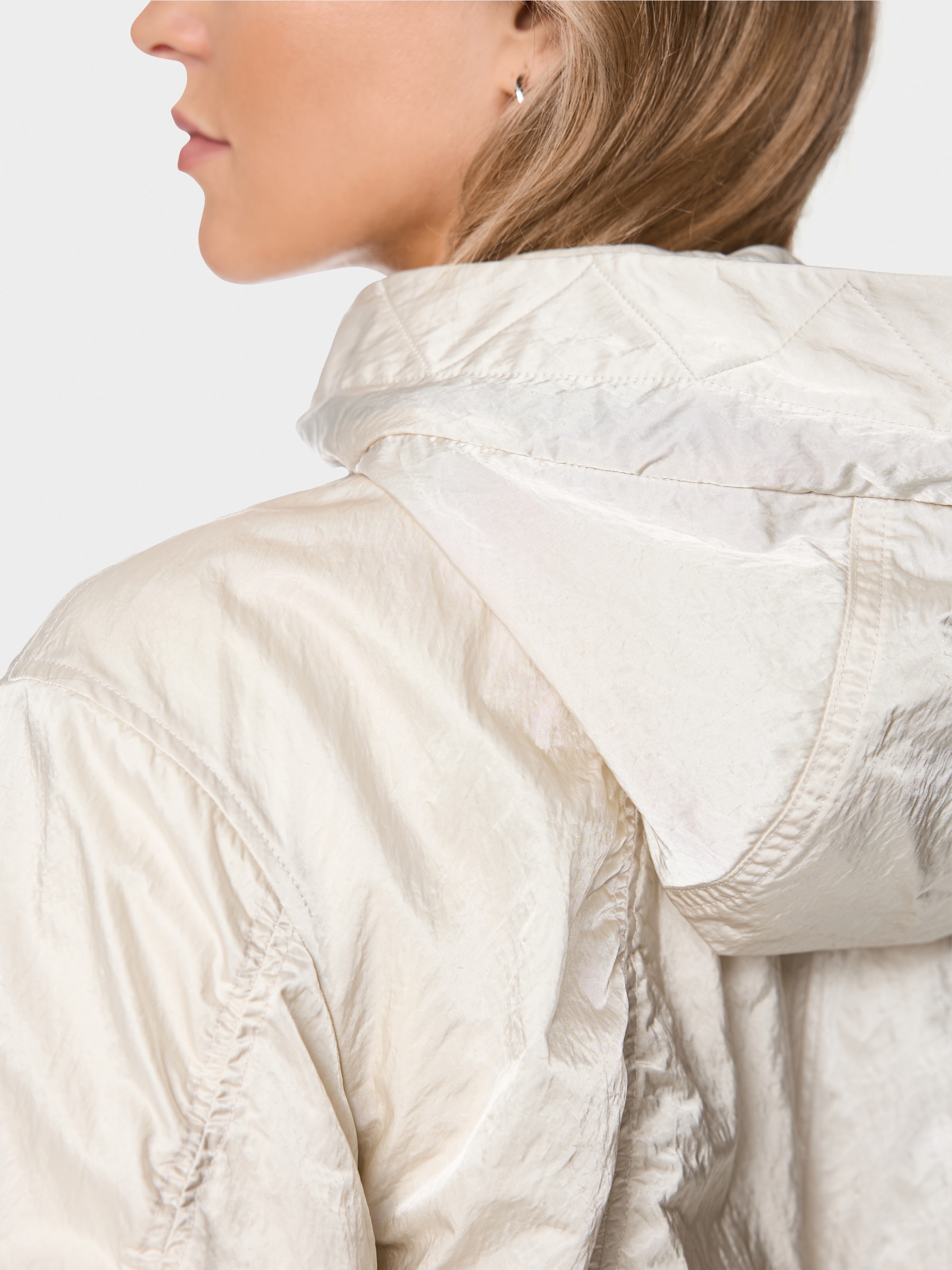 Manteau brillant avec détails contrastés