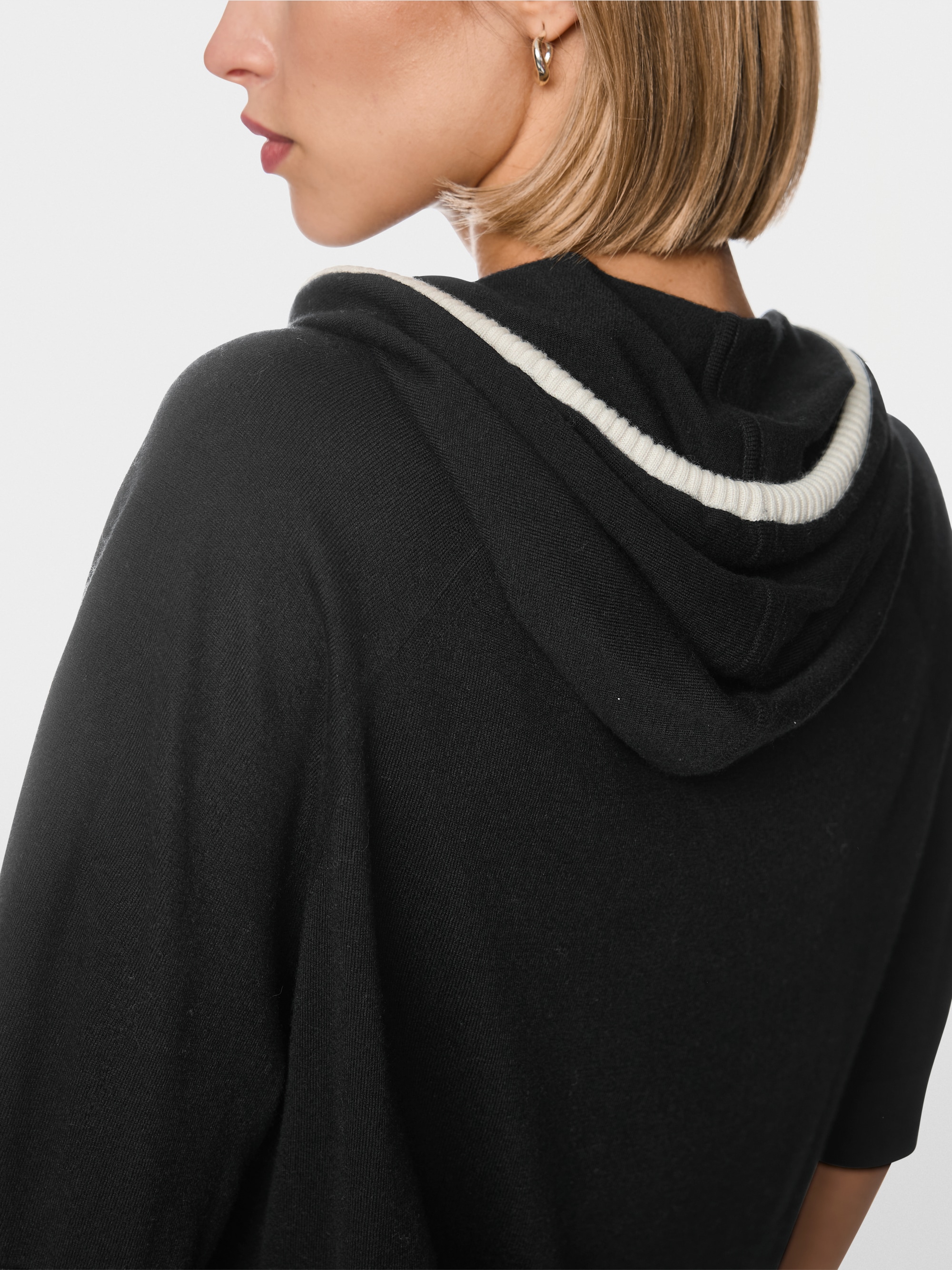 Fine-knit hoodie with contrast details