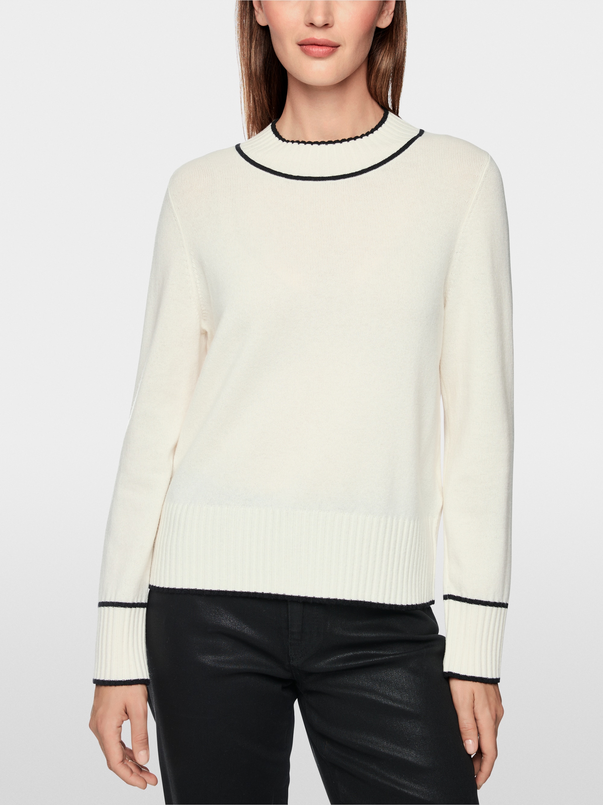 Knitted jumper with contrasting trim
