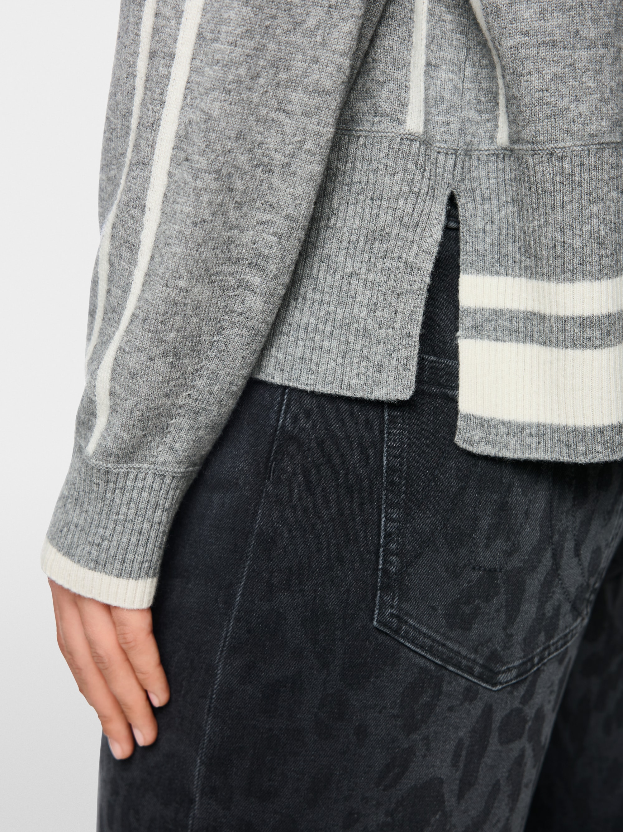 Knitted jumper with lettering