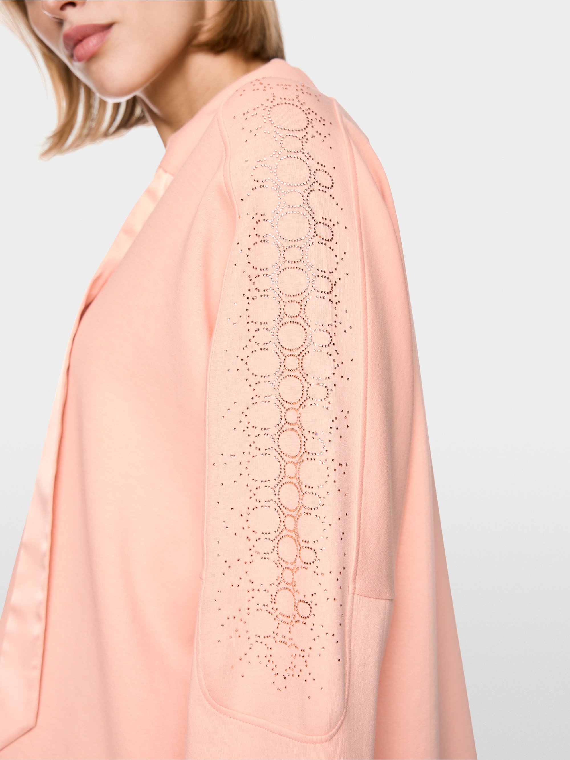Oversized sweatshirt with hotfix stones