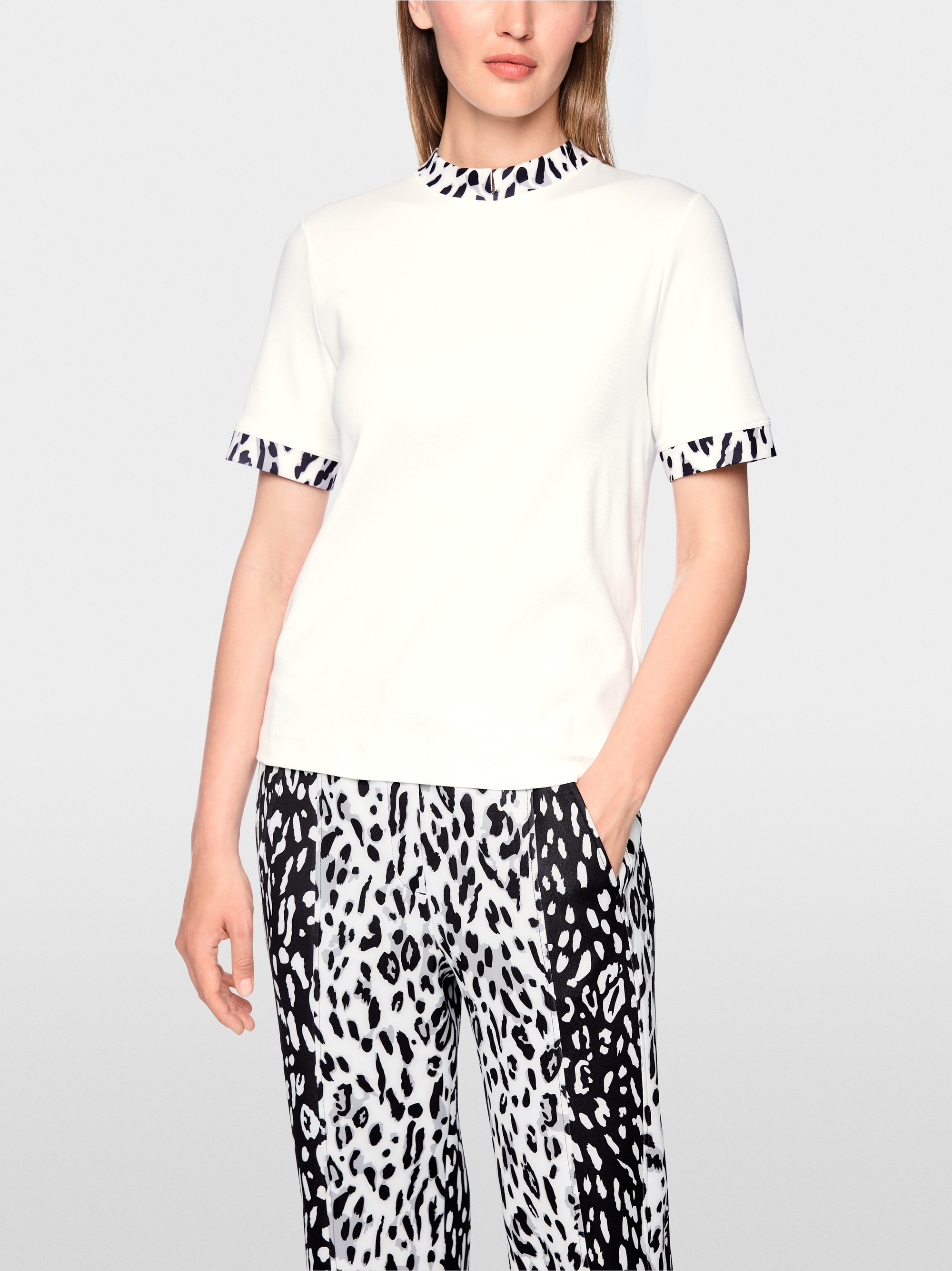 T-shirt with leopard-print sleeves