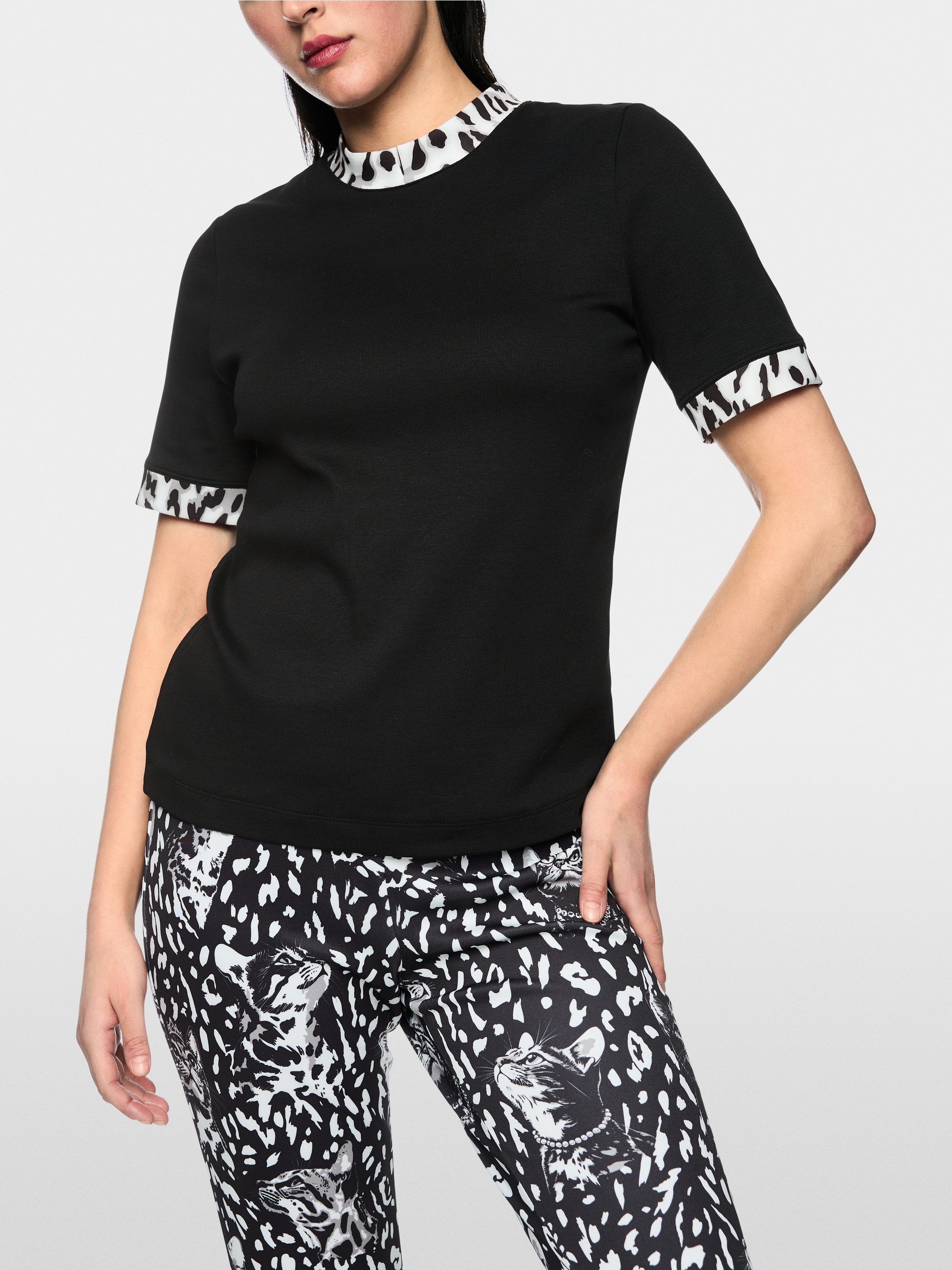 T-shirt with leopard-print sleeves