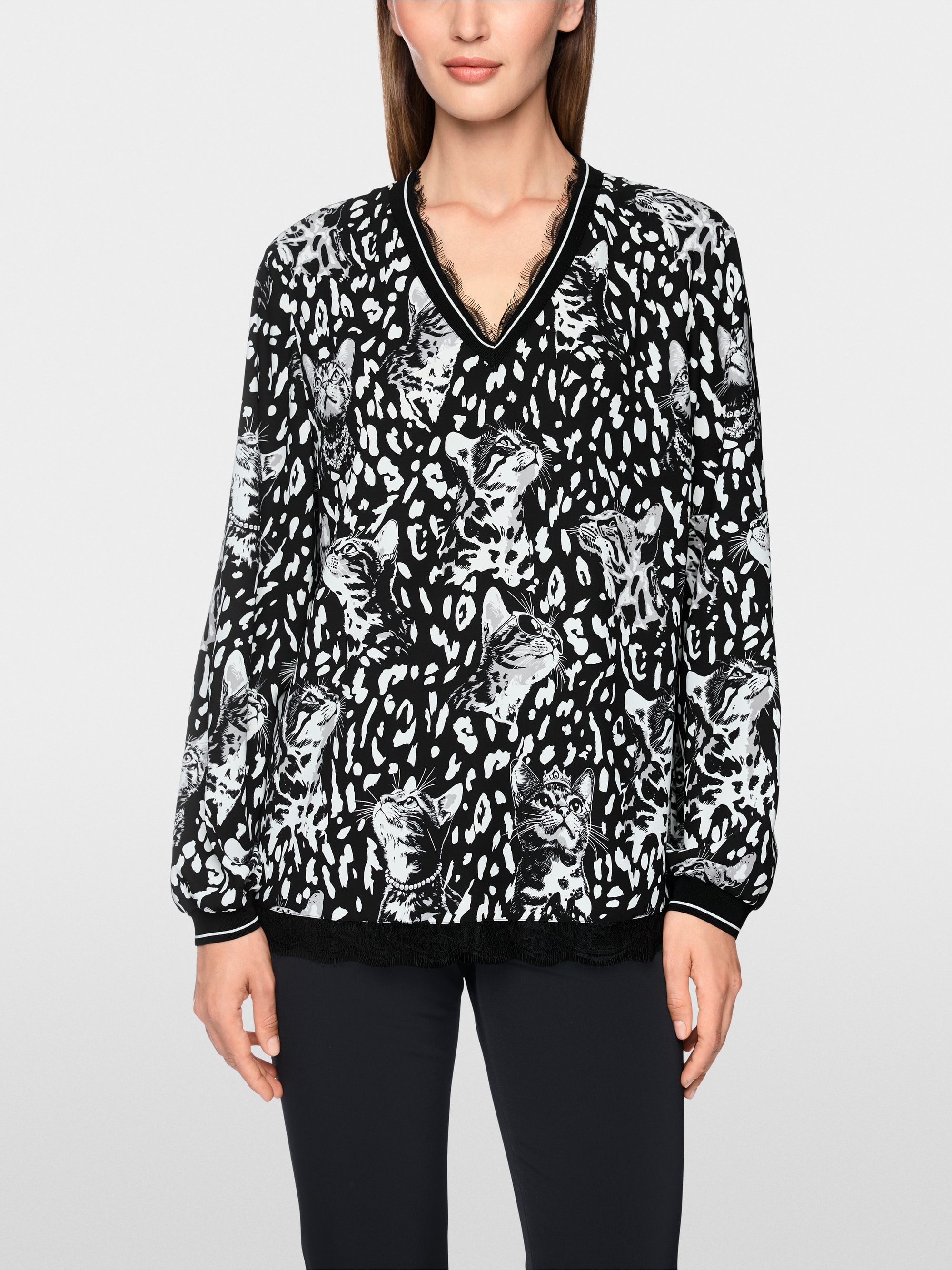 Loose-fitting printed blouse