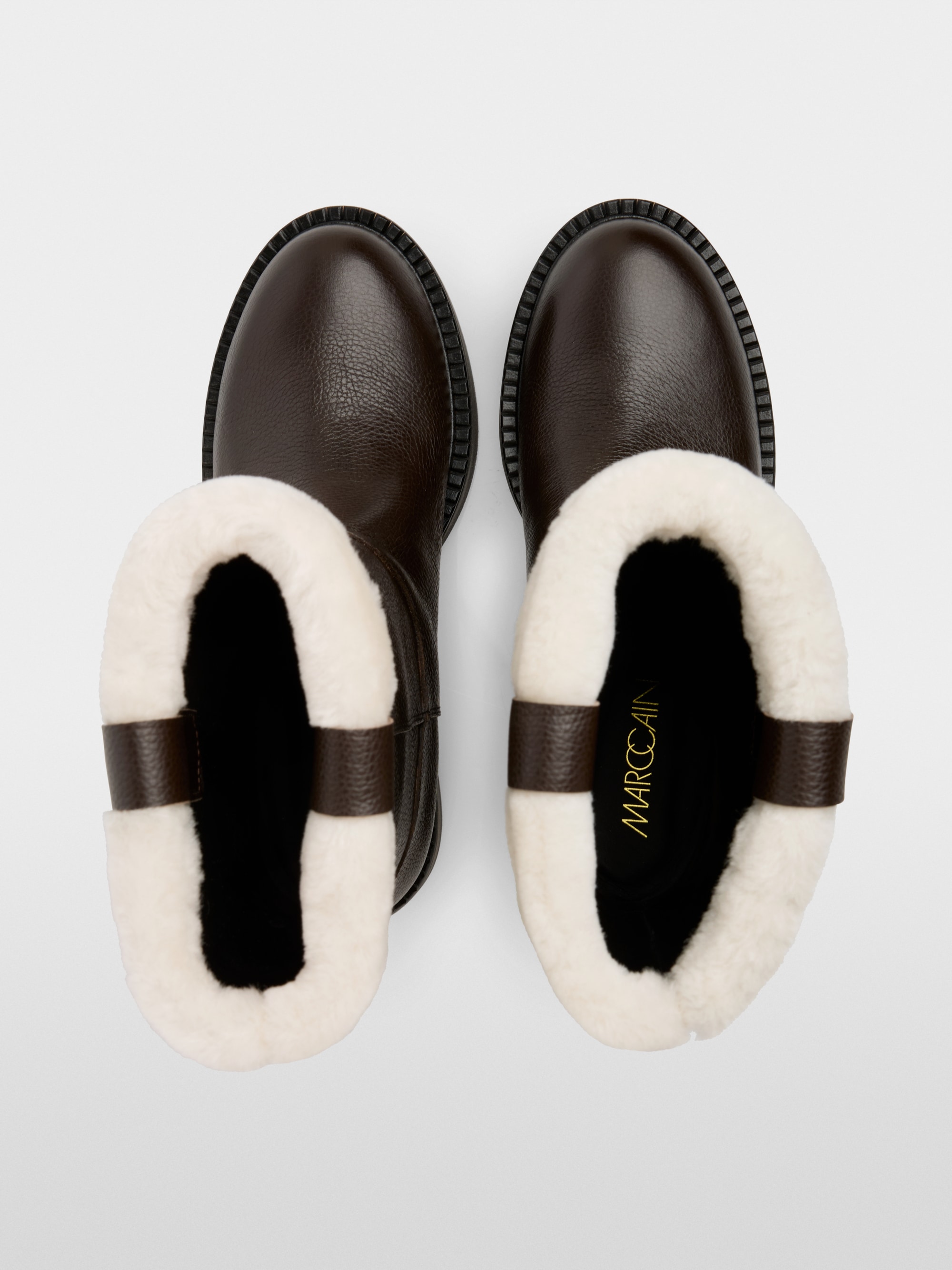 Leather boots with lambskin lining